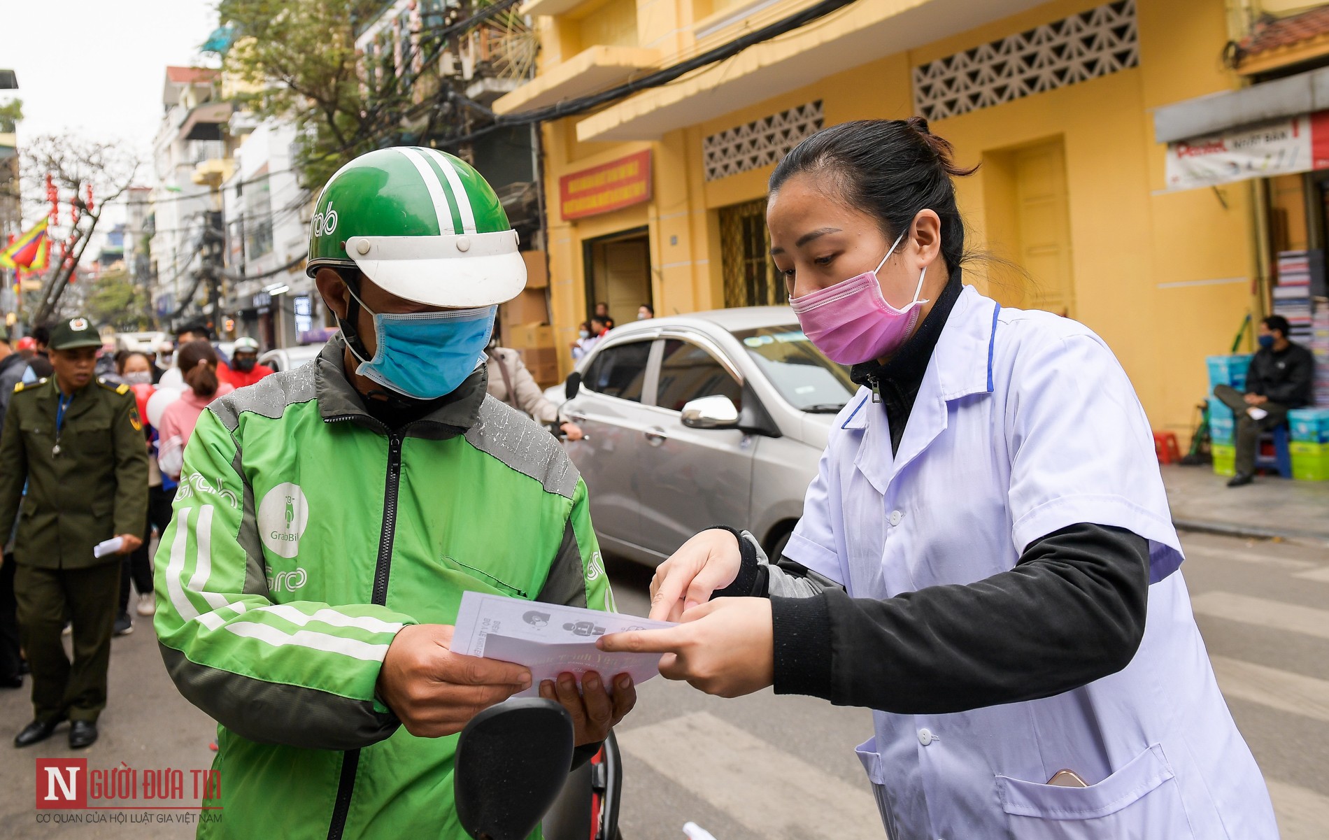 Tin nhanh - Người dân xếp hàng dài nhận nước rửa tay miễn phí (Hình 10).