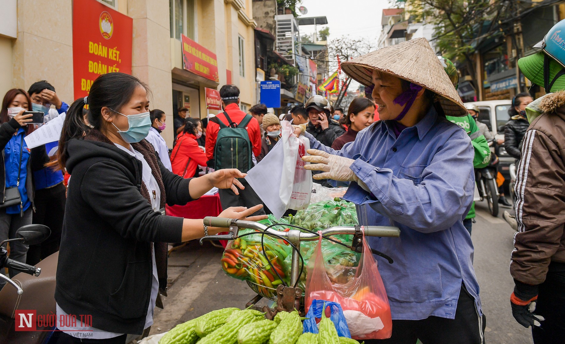 Tin nhanh - Người dân xếp hàng dài nhận nước rửa tay miễn phí (Hình 8).