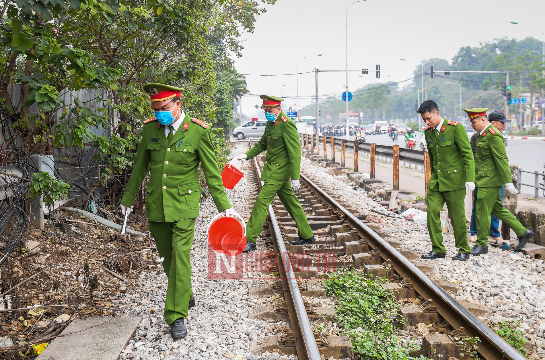 Tin nhanh - Sau phản ánh của Báo điện tử Người Đưa Tin, công an dọn bơm kim tiêm đã qua sử dụng khu vực ven đường tàu (Hình 2).