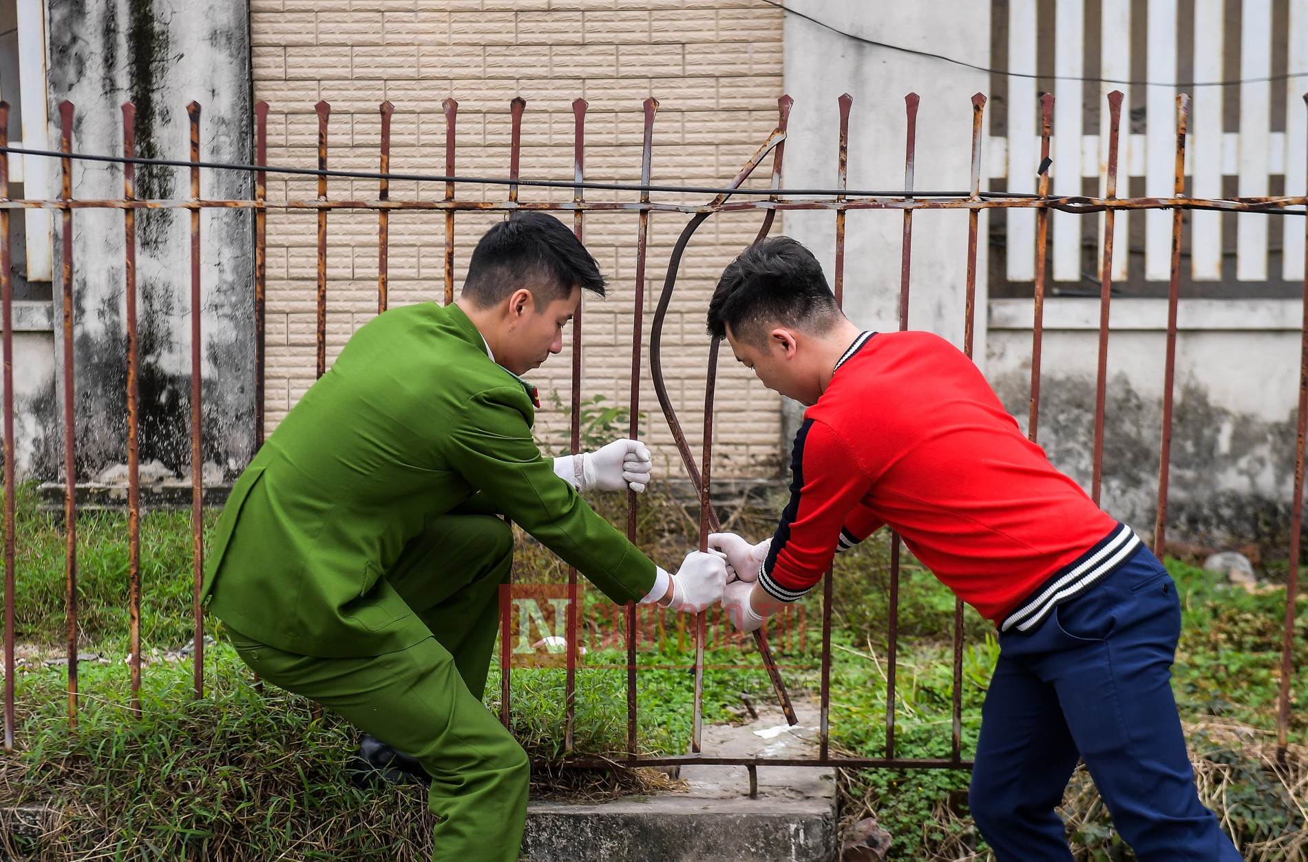 Tin nhanh - Sau phản ánh của Báo điện tử Người Đưa Tin, công an dọn bơm kim tiêm đã qua sử dụng khu vực ven đường tàu (Hình 6).