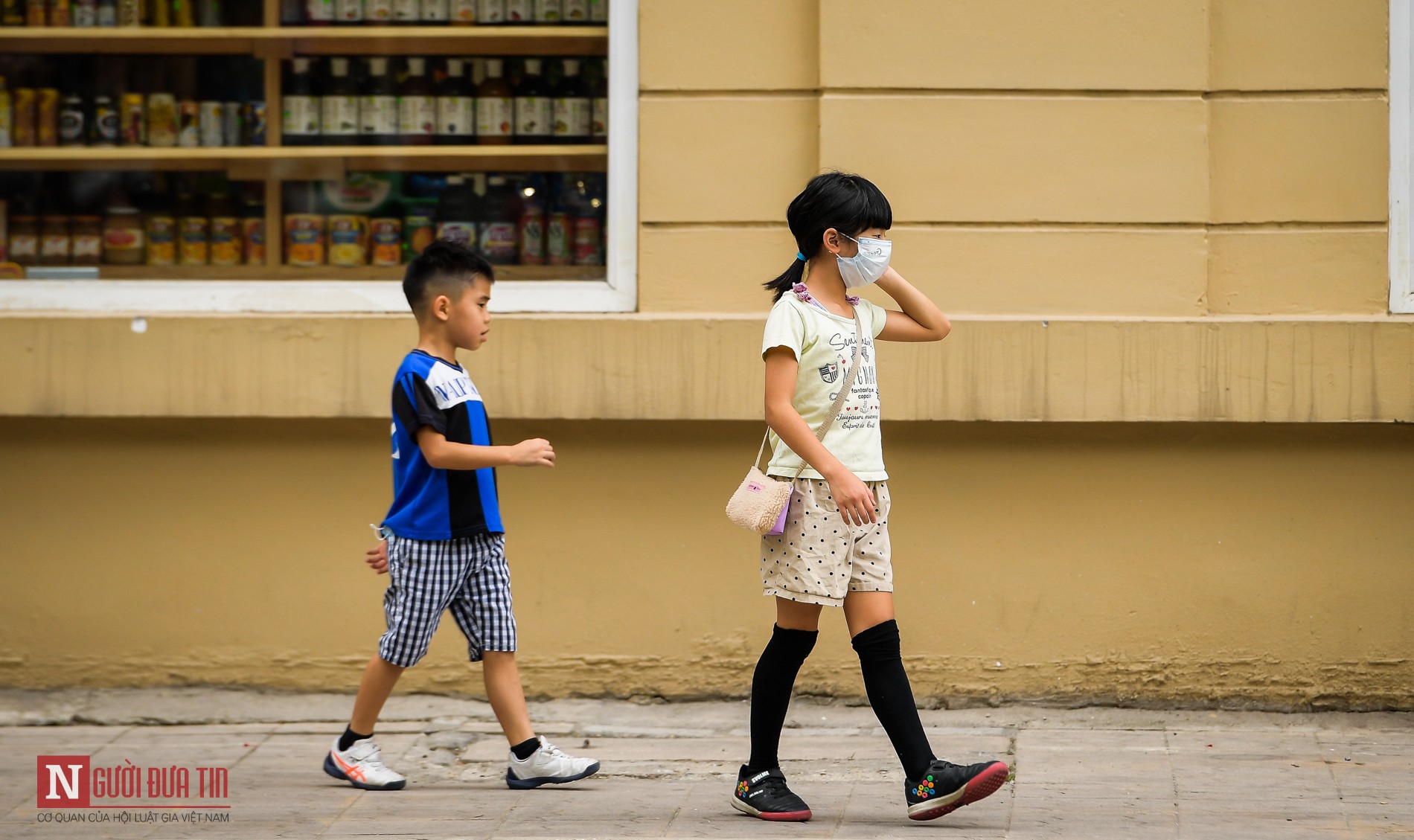 Tin nhanh - Người dân “phố Hàn Quốc” khẩu trang kín mít khi ra đường (Hình 8).