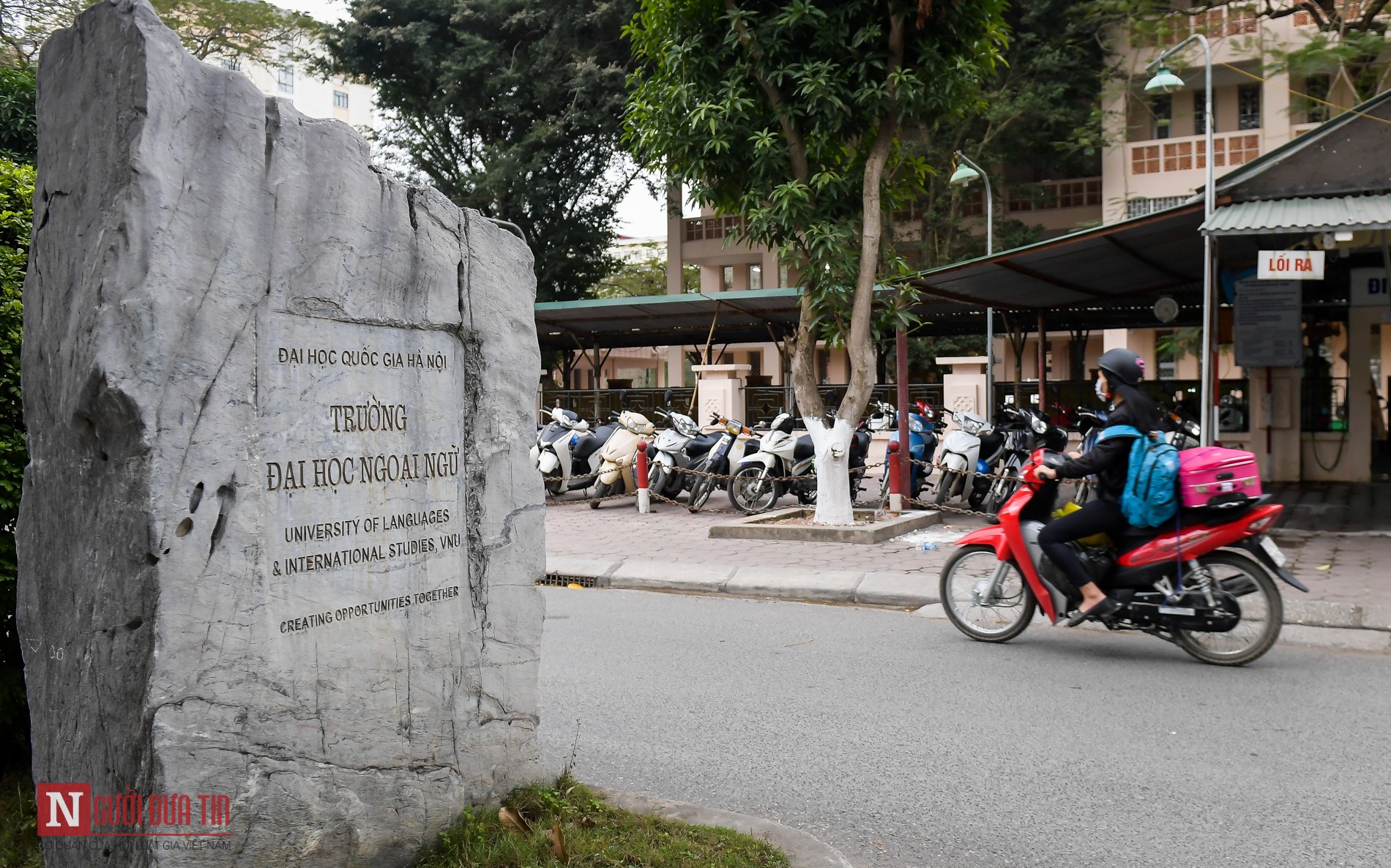 Tin nhanh - Hà Nội: Sinh viên cao đẳng, đại học rạng rỡ trong ngày đi học trở lại