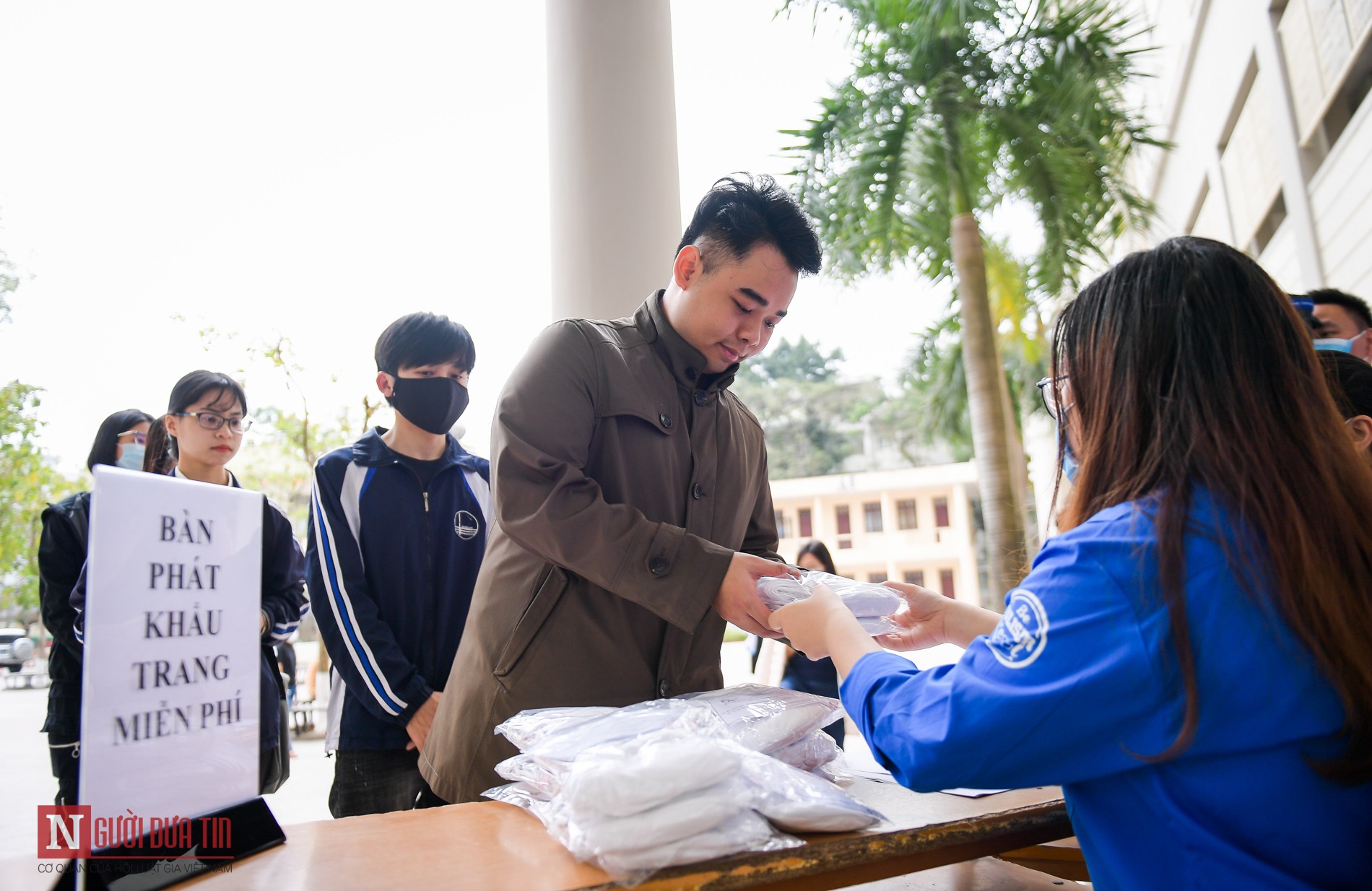 Tin nhanh - Hà Nội: Sinh viên cao đẳng, đại học rạng rỡ trong ngày đi học trở lại (Hình 8).