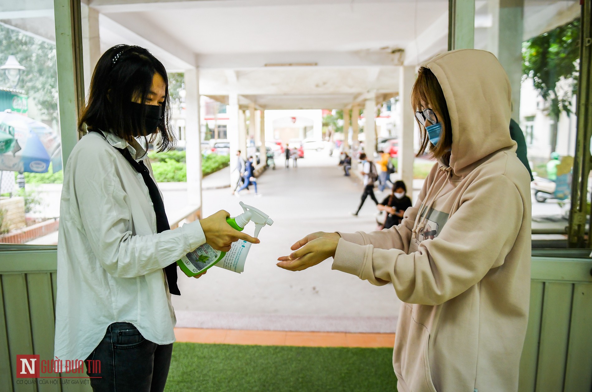 Tin nhanh - Hà Nội: Sinh viên cao đẳng, đại học rạng rỡ trong ngày đi học trở lại (Hình 9).