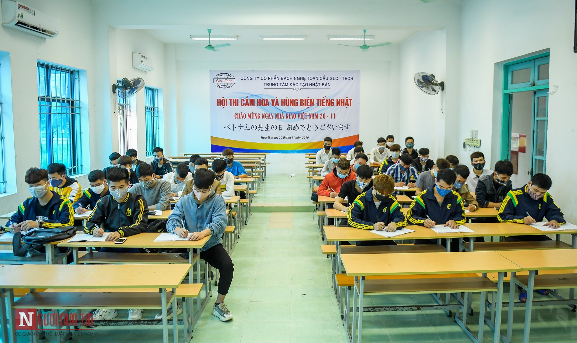 Tin nhanh - Hà Nội: Sinh viên cao đẳng, đại học rạng rỡ trong ngày đi học trở lại (Hình 13).