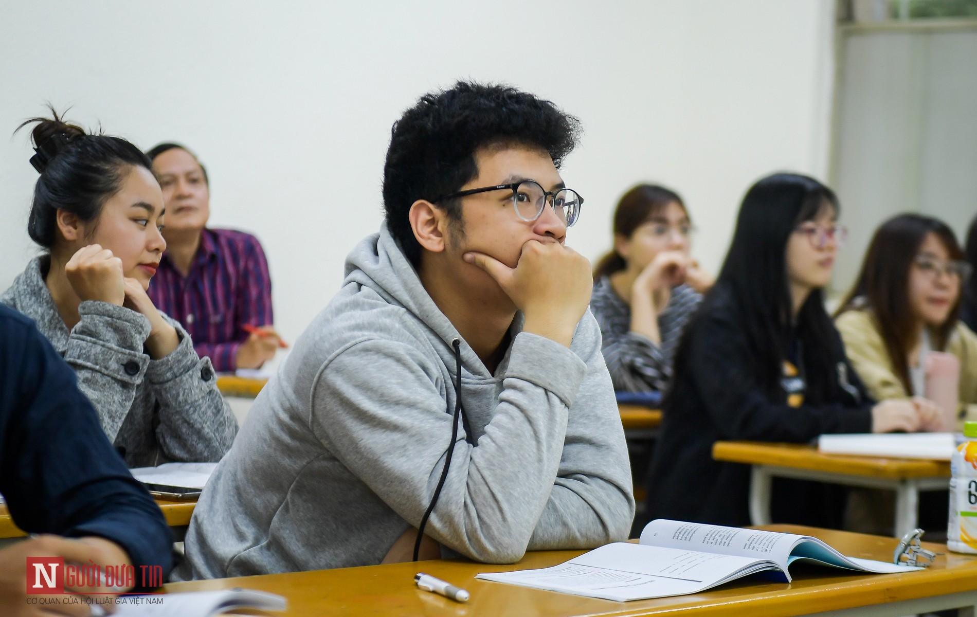 Tin nhanh - Hà Nội: Sinh viên cao đẳng, đại học rạng rỡ trong ngày đi học trở lại (Hình 5).