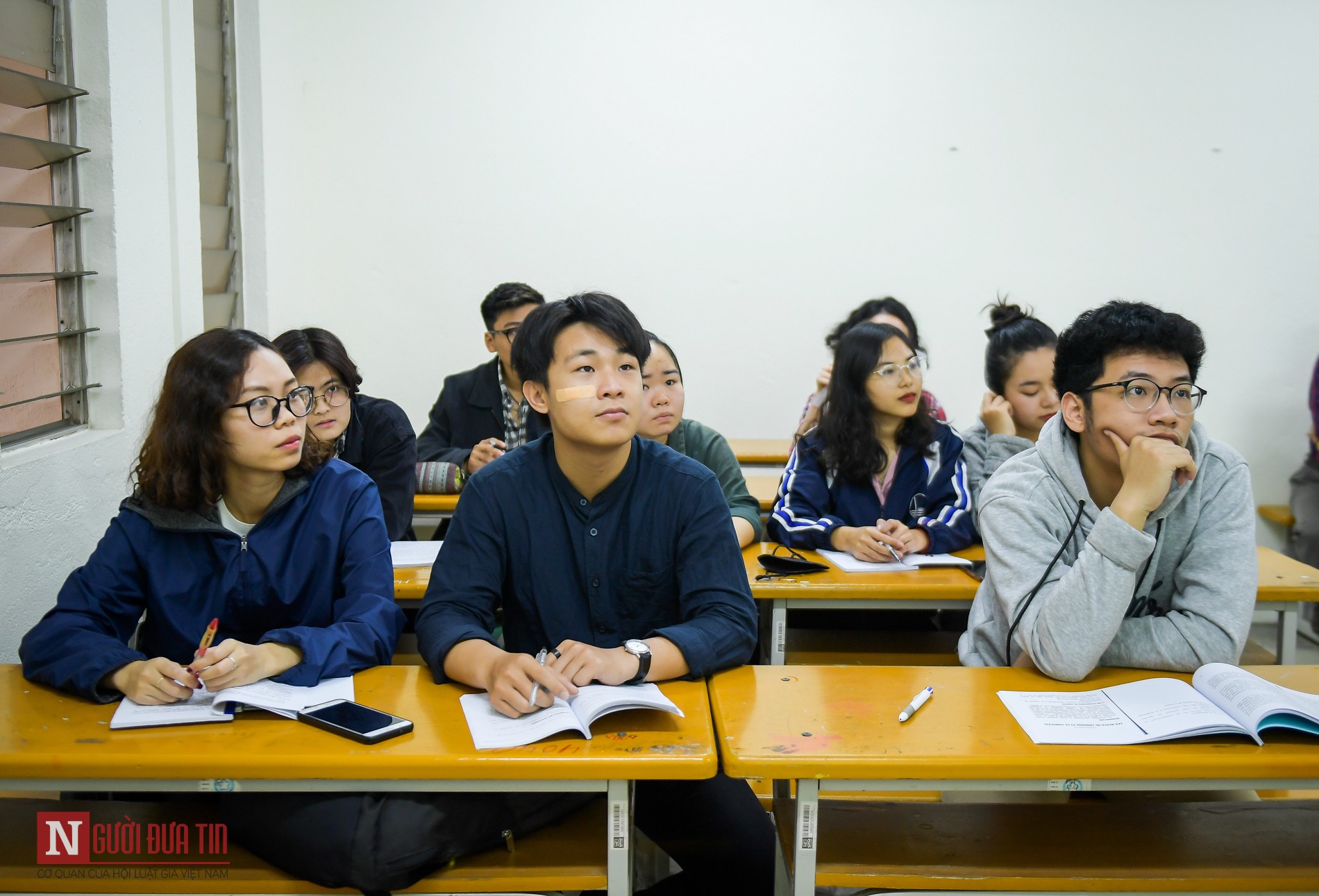 Tin nhanh - Hà Nội: Sinh viên cao đẳng, đại học rạng rỡ trong ngày đi học trở lại (Hình 7).