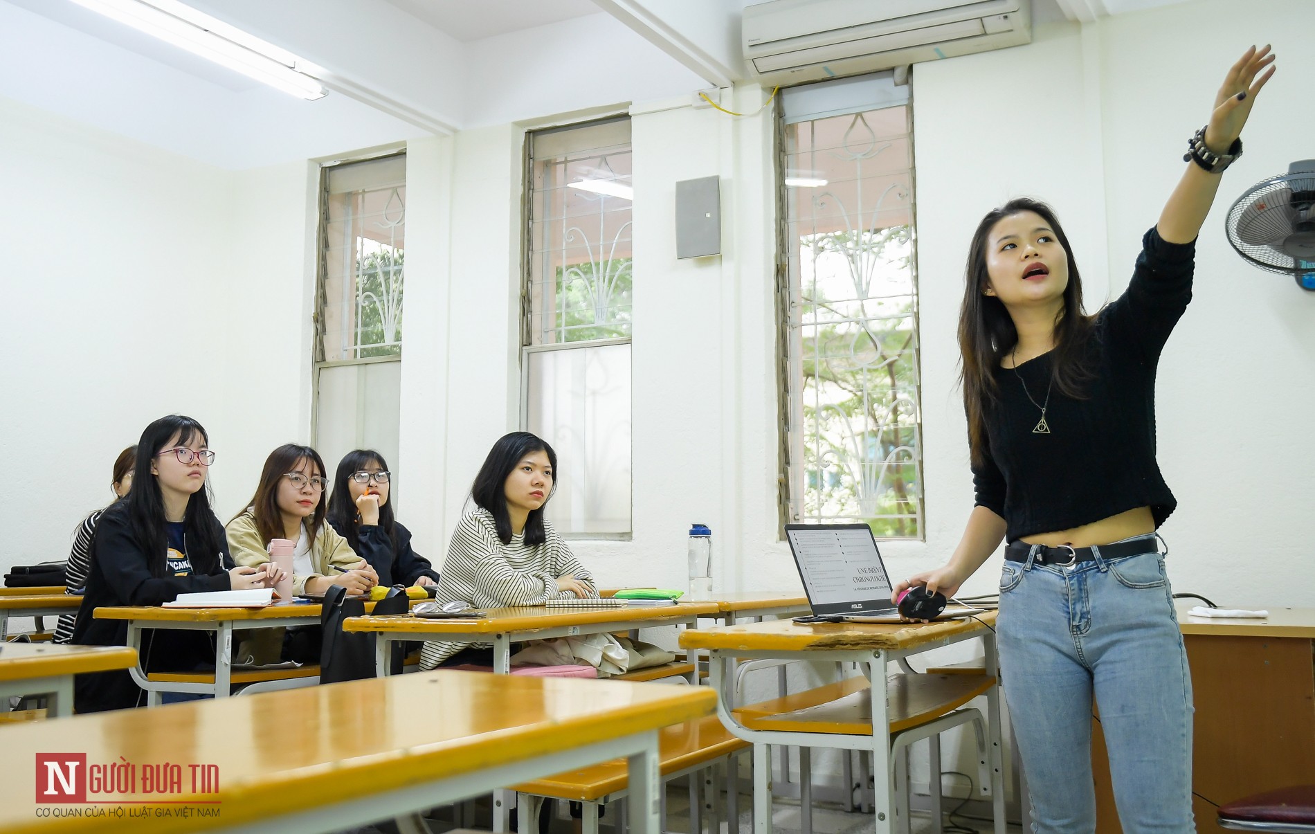 Tin nhanh - Hà Nội: Sinh viên cao đẳng, đại học rạng rỡ trong ngày đi học trở lại (Hình 4).