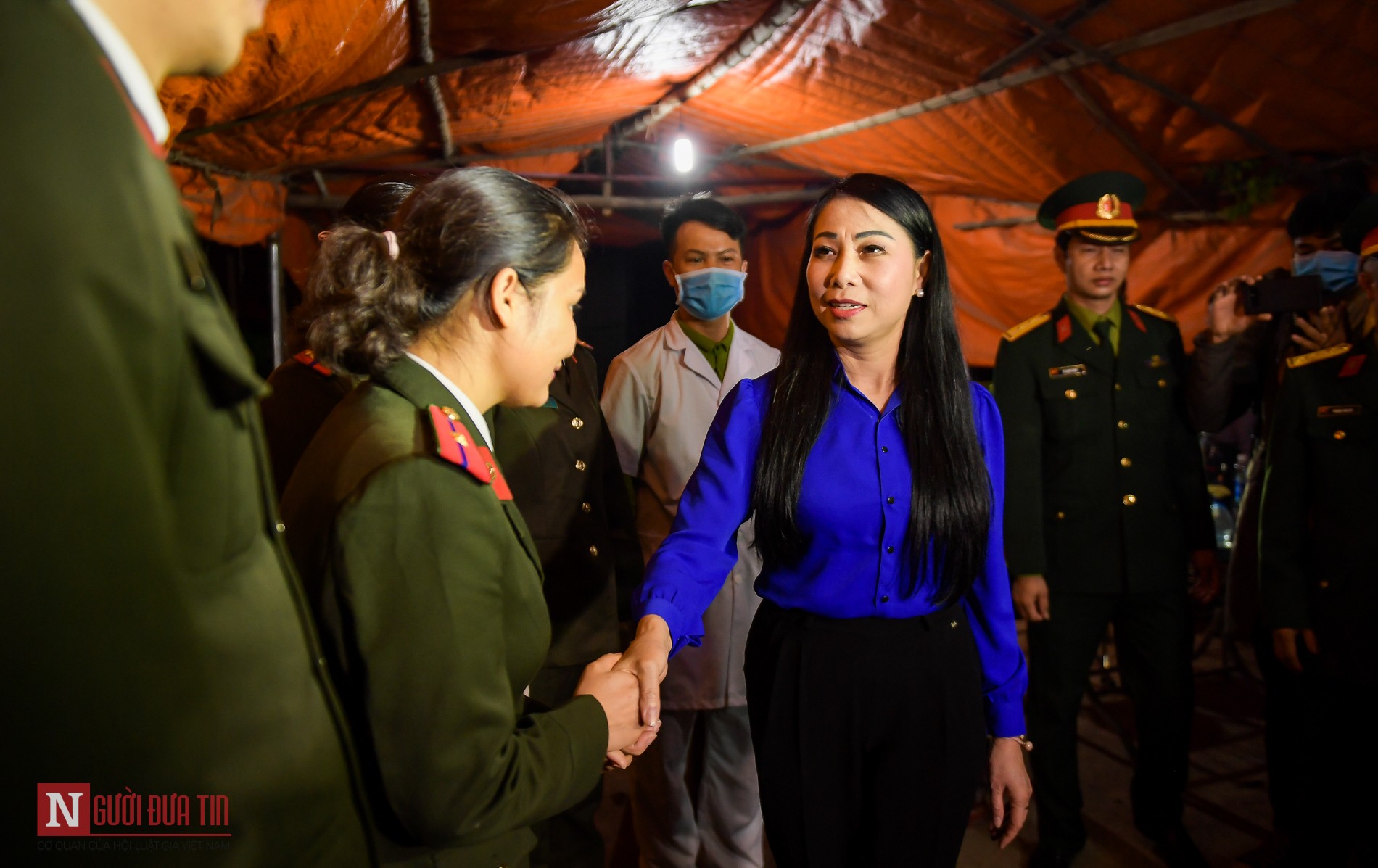 Tin nhanh - Những người dân đầu tiên vui vẻ bước ra khỏi khu vực cách ly xã Sơn Lôi, Vĩnh Phúc lúc 0 giờ (Hình 10).