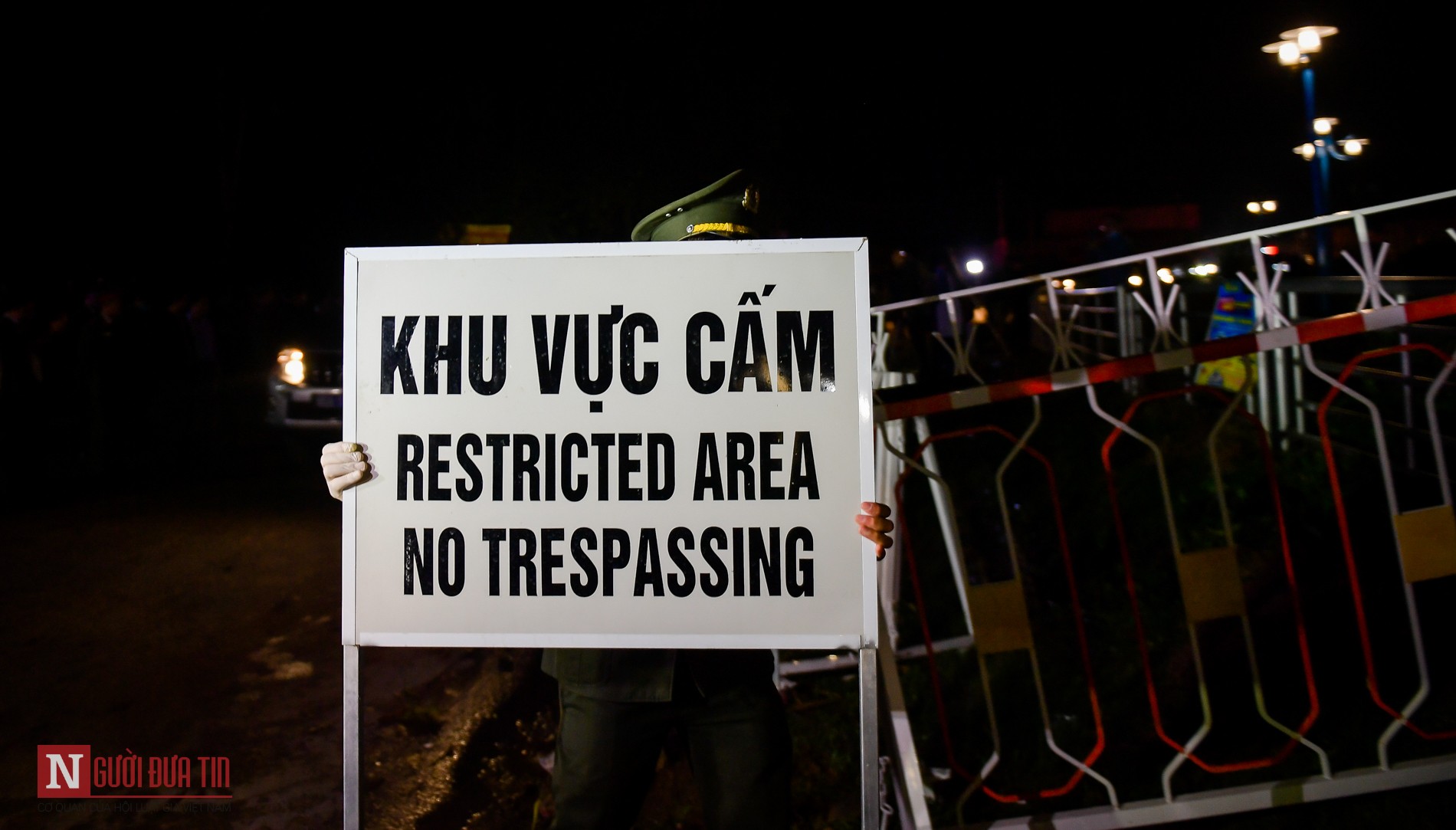 Tin nhanh - Những người dân đầu tiên vui vẻ bước ra khỏi khu vực cách ly xã Sơn Lôi, Vĩnh Phúc lúc 0 giờ (Hình 6).