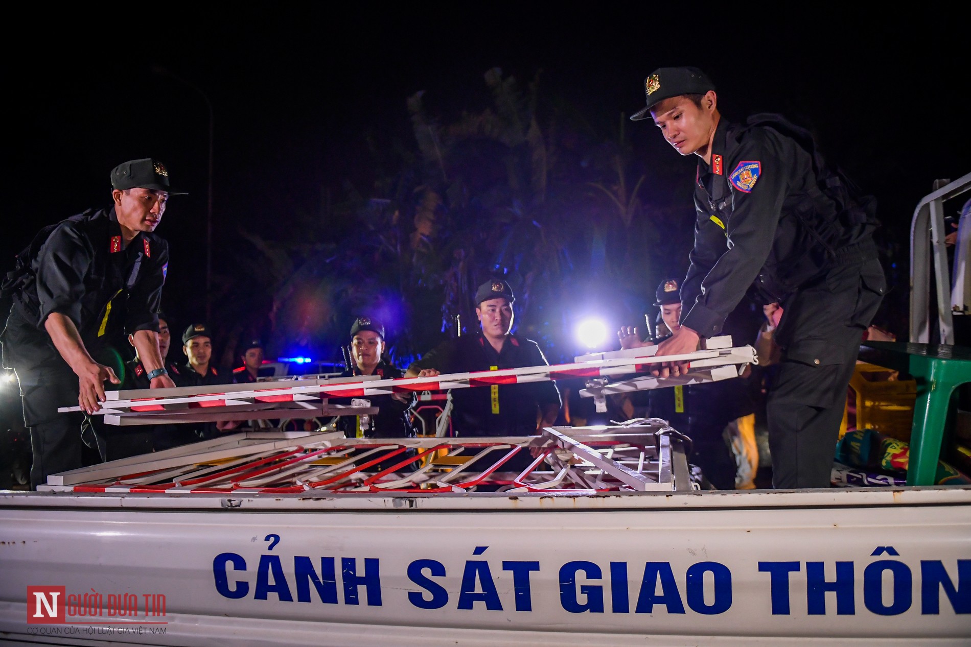 Tin nhanh - Những người dân đầu tiên vui vẻ bước ra khỏi khu vực cách ly xã Sơn Lôi, Vĩnh Phúc lúc 0 giờ (Hình 9).