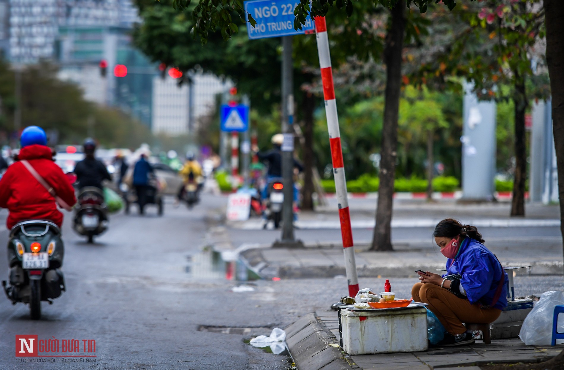 Tin nhanh - Nhiệt độ giảm mạnh, người dân co ro, mặc áo rét ra đường (Hình 9).