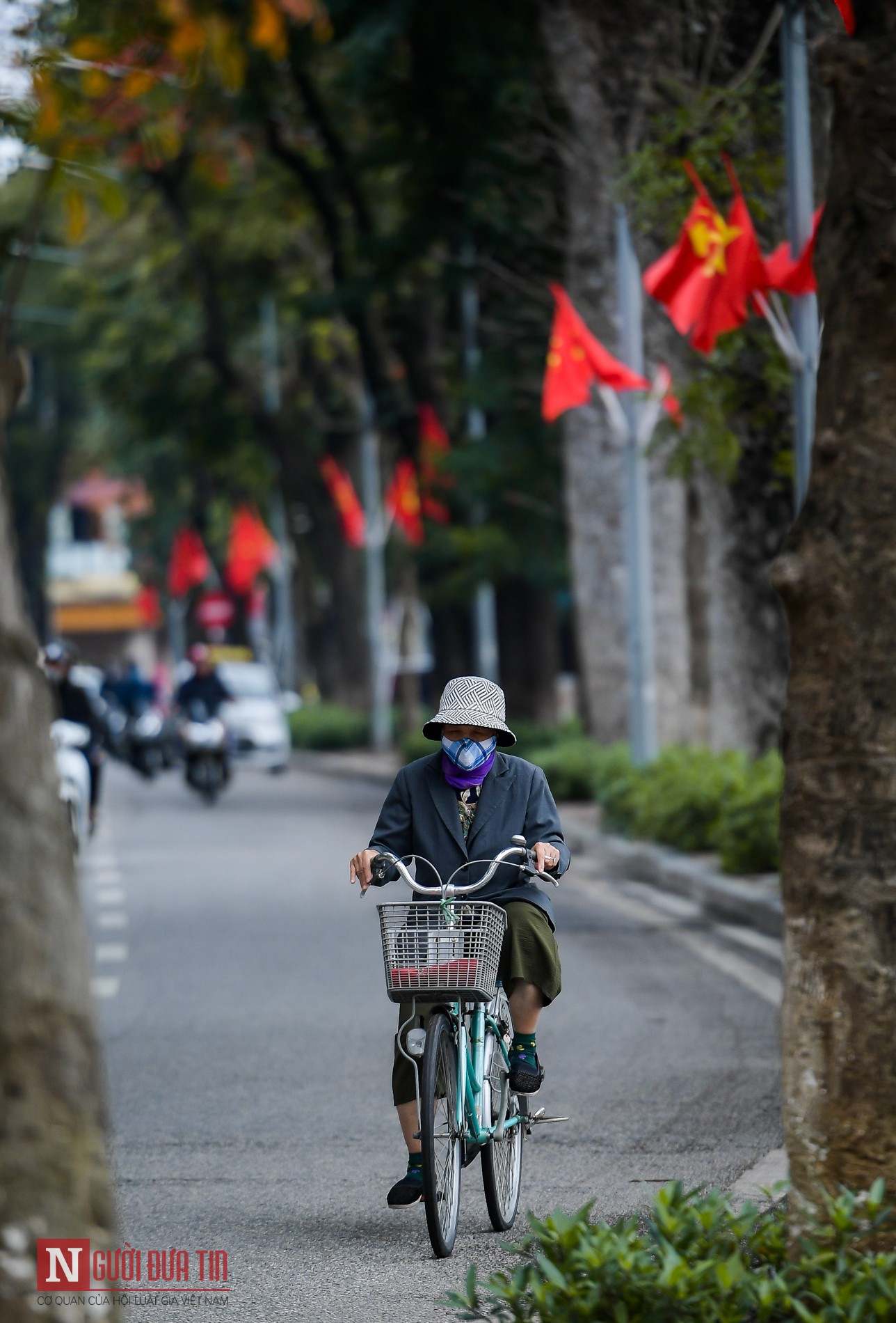 Tin nhanh - Nhiệt độ giảm mạnh, người dân co ro, mặc áo rét ra đường (Hình 11).