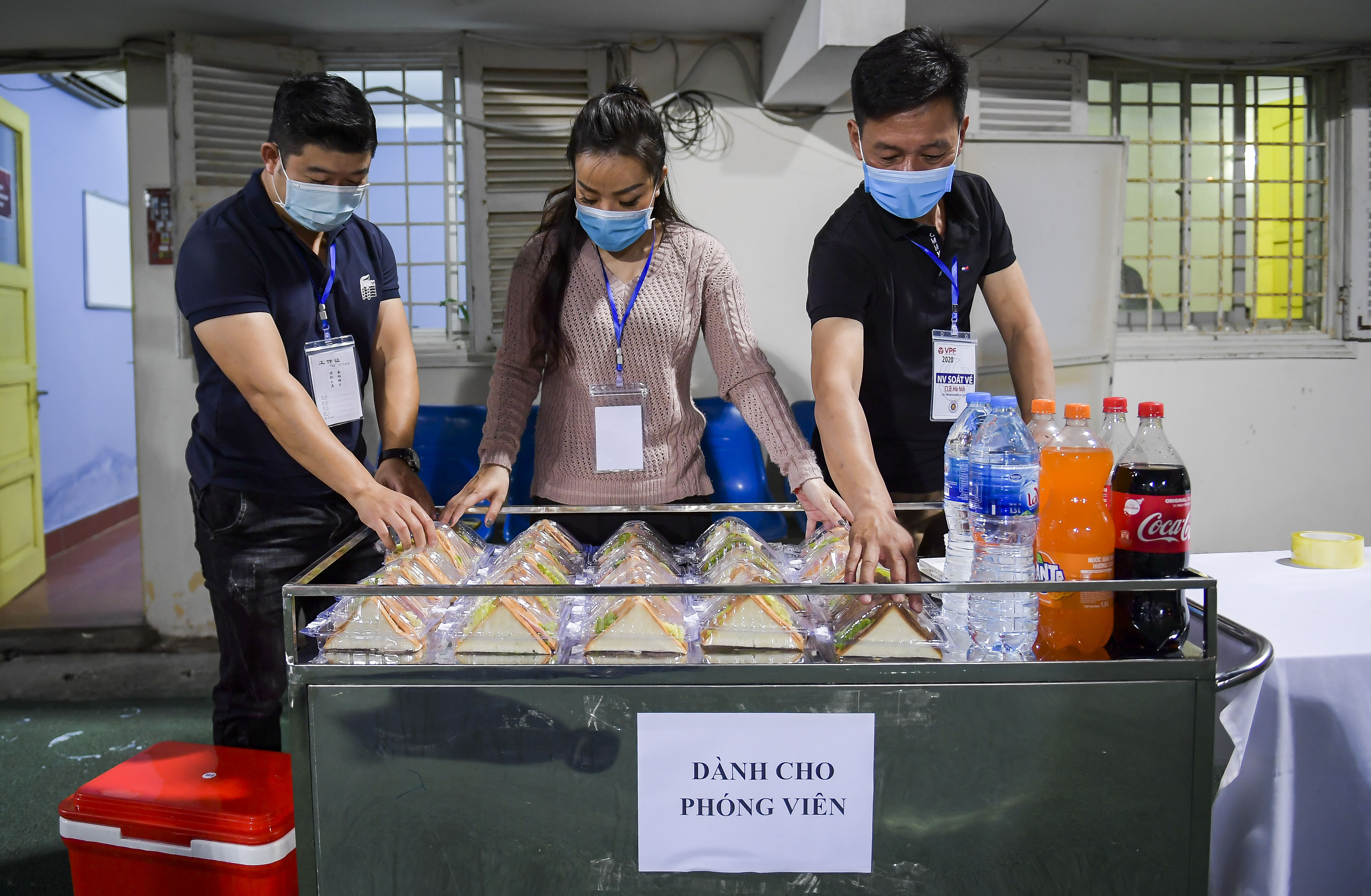 Tin nhanh - Phòng dịch Covid-19: Đo thân nhiệt, kiểm tra phóng viên tác nghiệp tại sân Hàng Đẫy (Hình 8).