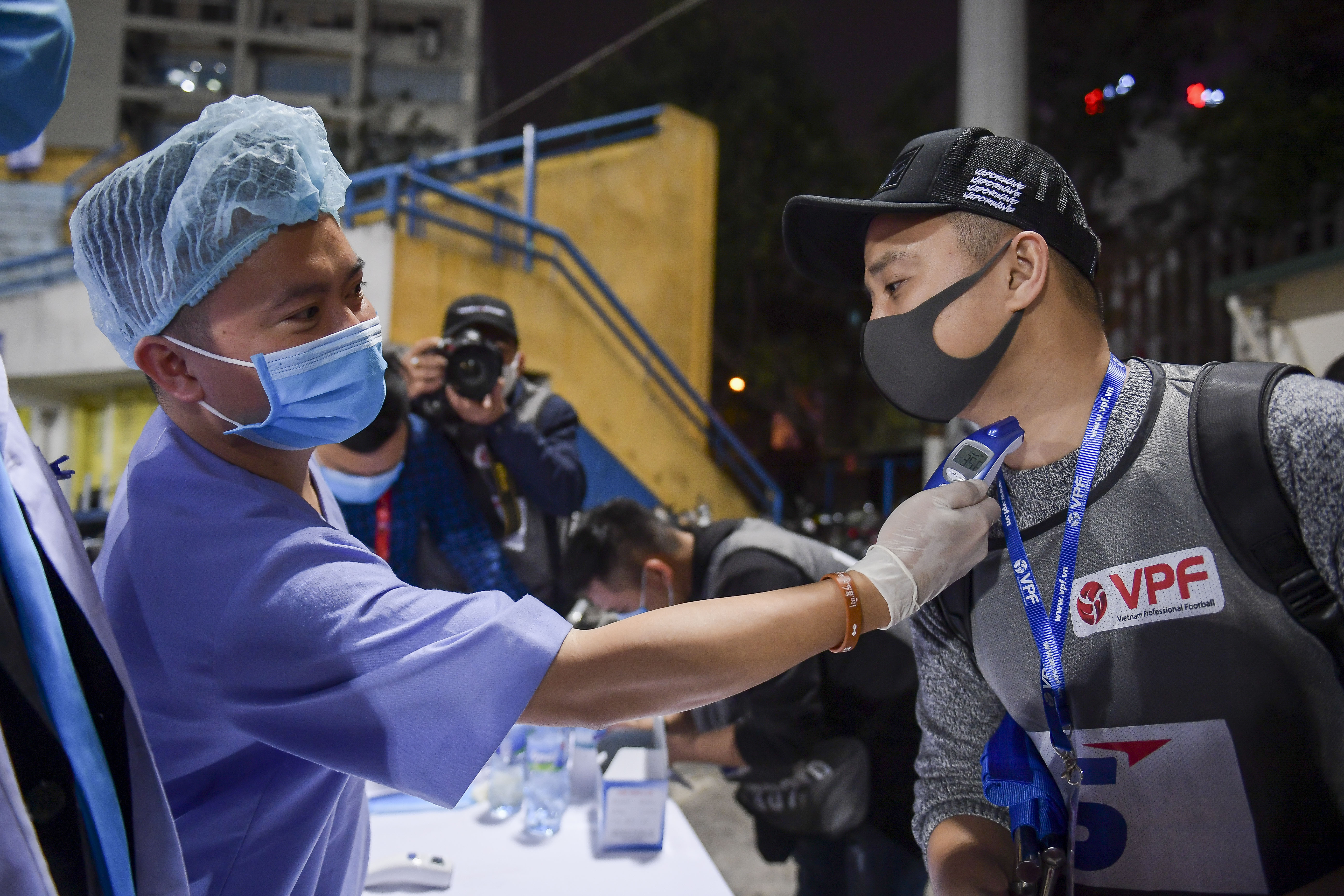 Tin nhanh - Phòng dịch Covid-19: Đo thân nhiệt, kiểm tra phóng viên tác nghiệp tại sân Hàng Đẫy (Hình 11).