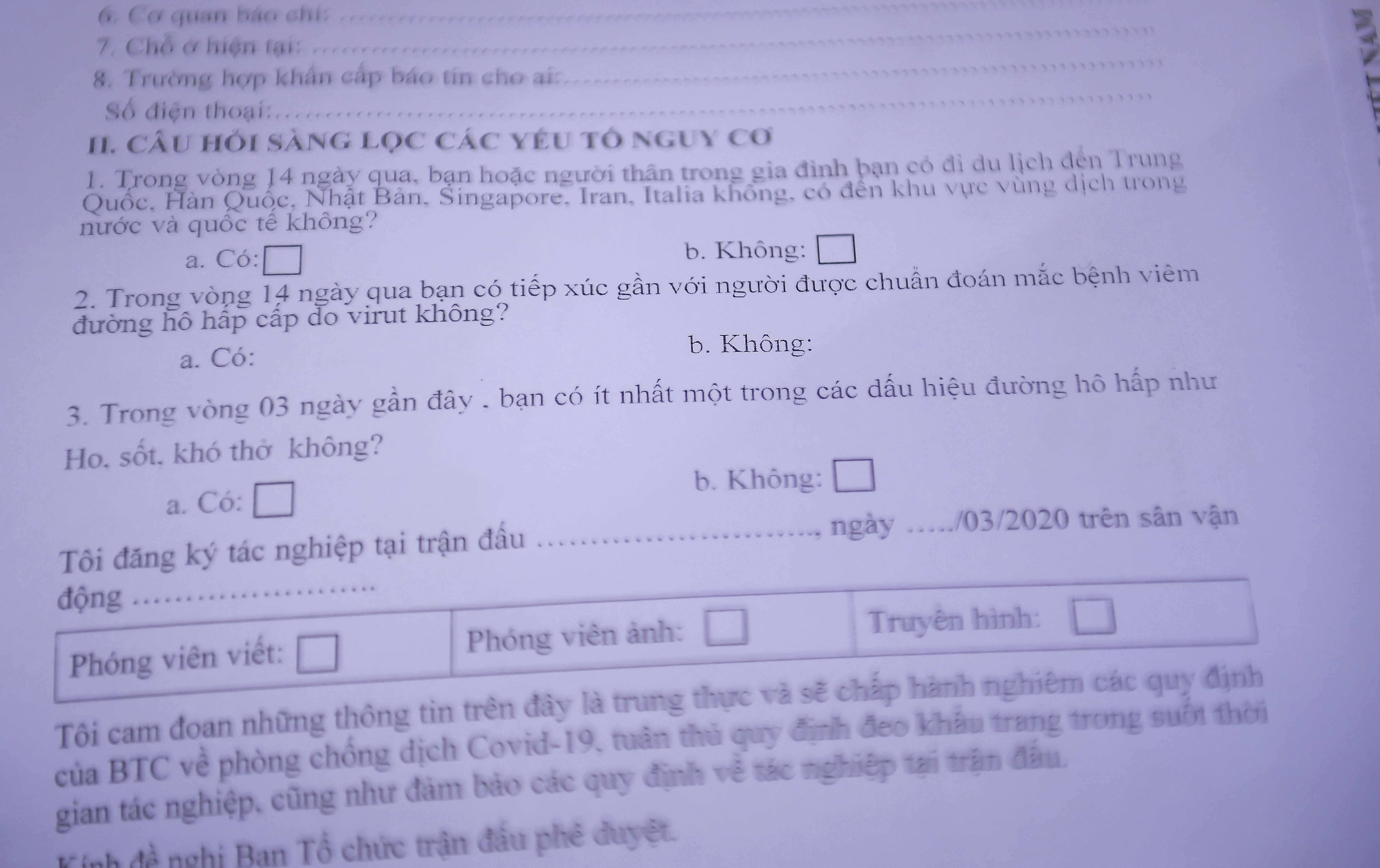 Tin nhanh - Phòng dịch Covid-19: Đo thân nhiệt, kiểm tra phóng viên tác nghiệp tại sân Hàng Đẫy (Hình 4).