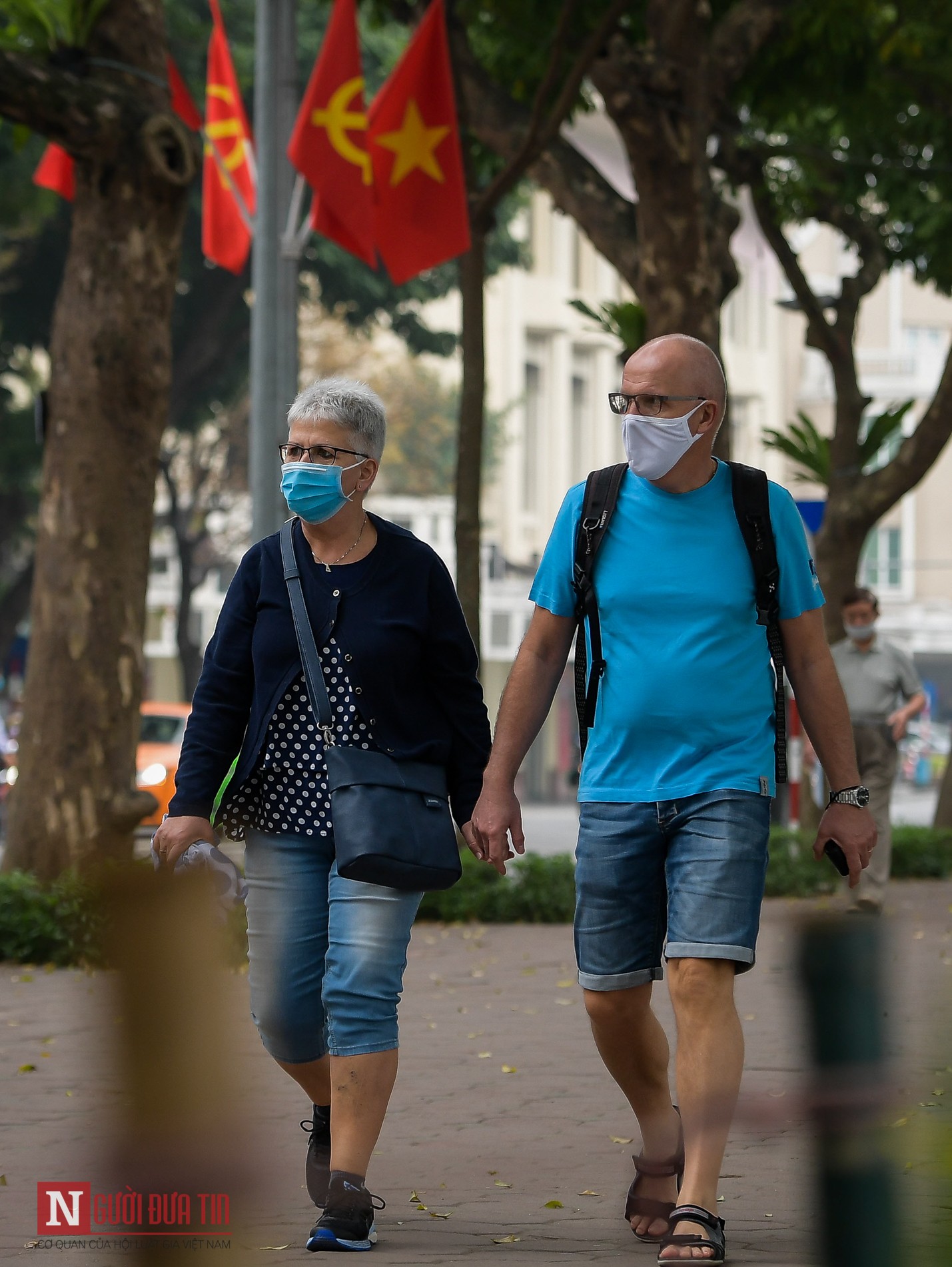 Tin nhanh - Dịch Covid-19: Hầu hết các du khách nước ngoài đeo khẩu trang đến nơi công cộng (Hình 2).