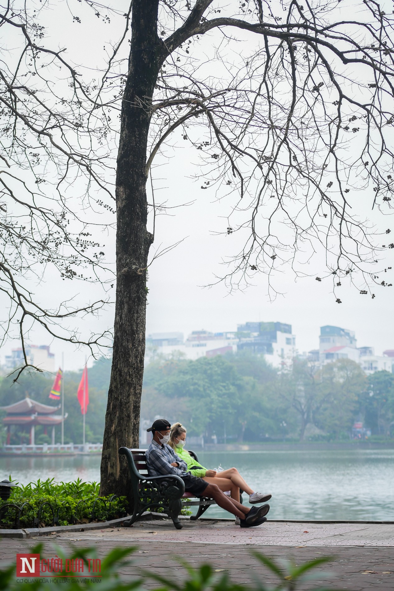 Tin nhanh - Dịch Covid-19: Hầu hết các du khách nước ngoài đeo khẩu trang đến nơi công cộng (Hình 3).