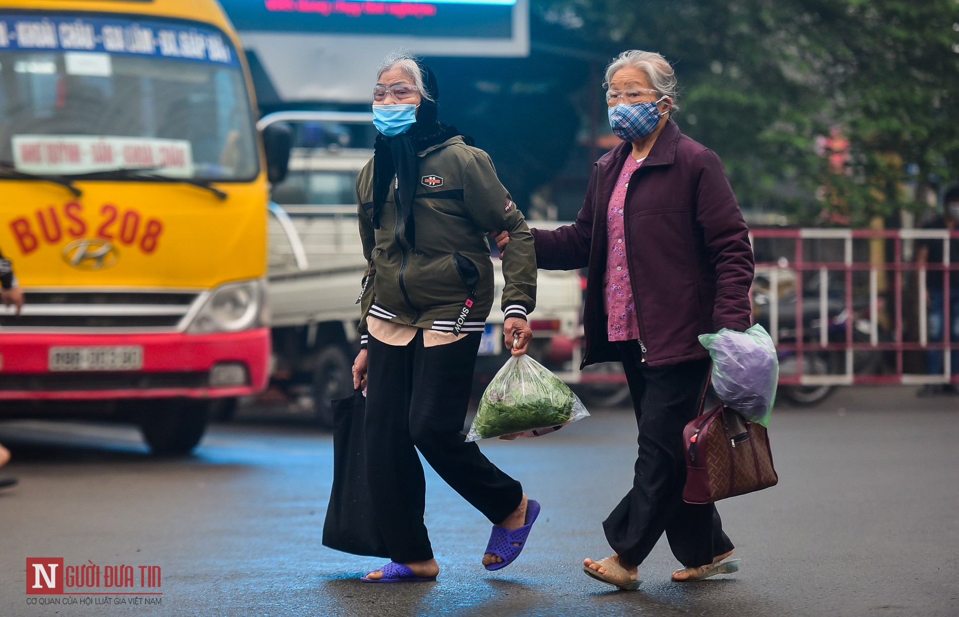 Tin nhanh - Phòng dịch Covid-19: Bến xe, ga tàu thực hiện nghiêm việc đeo khẩu trang (Hình 2).