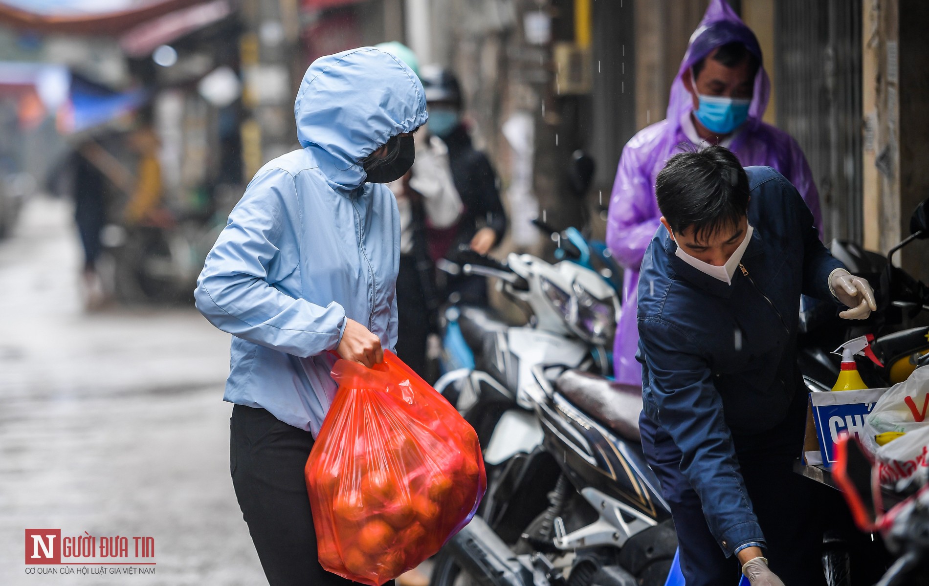 Tin nhanh - Người dân trong khu cách ly ngày ngày được tiếp tế lương thực (Hình 4).