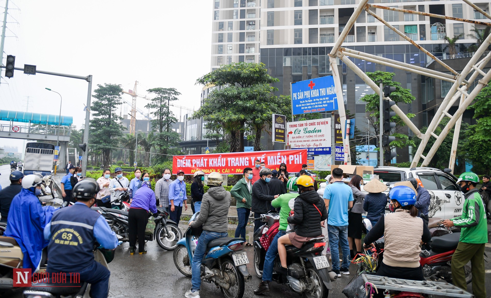 Tin nhanh - Phòng dịch Covid-19: Hơn 1 vạn khẩu trang được phát miễn phí cho người dân