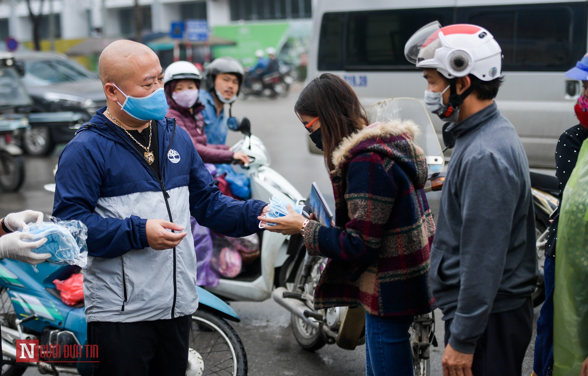 Tin nhanh - Phòng dịch Covid-19: Hơn 1 vạn khẩu trang được phát miễn phí cho người dân (Hình 10).