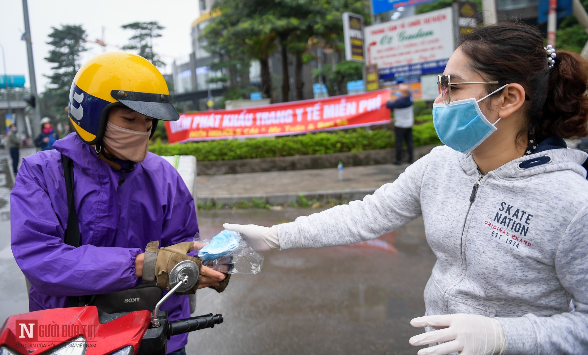 Tin nhanh - Phòng dịch Covid-19: Hơn 1 vạn khẩu trang được phát miễn phí cho người dân (Hình 4).