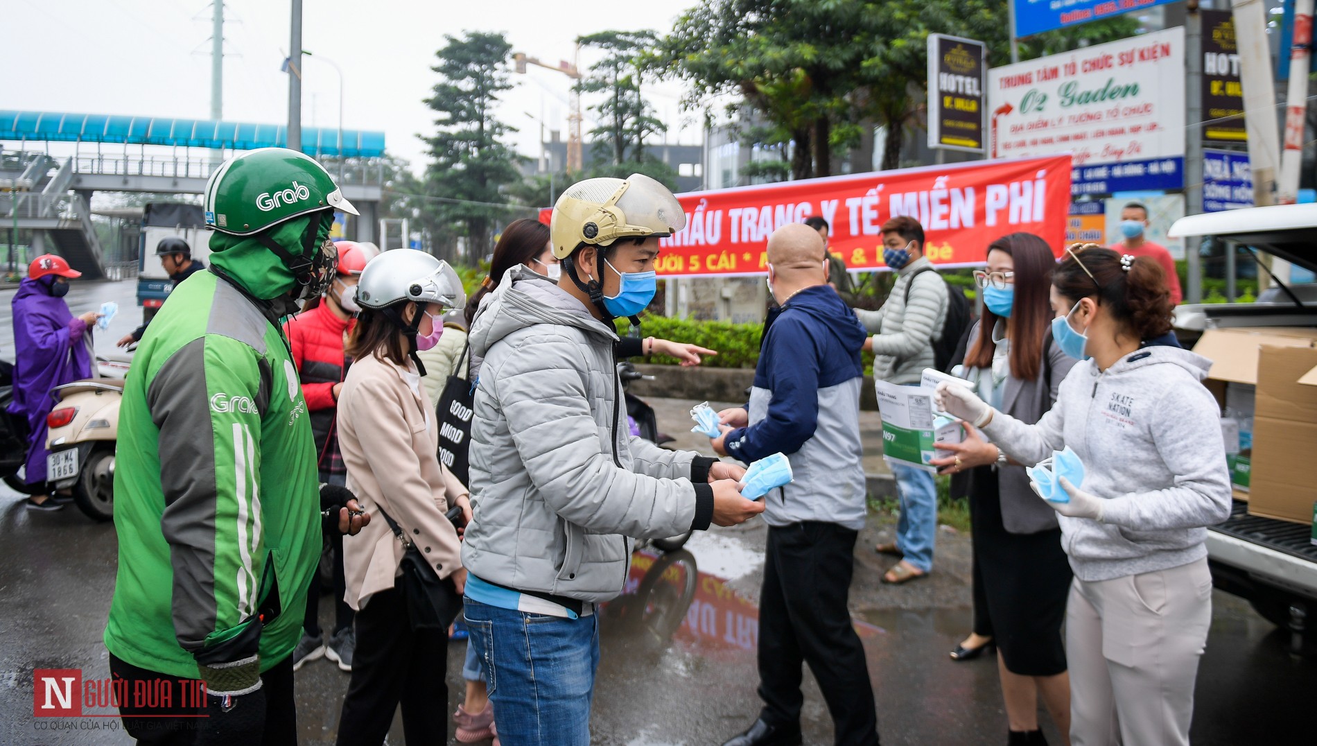 Tin nhanh - Phòng dịch Covid-19: Hơn 1 vạn khẩu trang được phát miễn phí cho người dân (Hình 6).