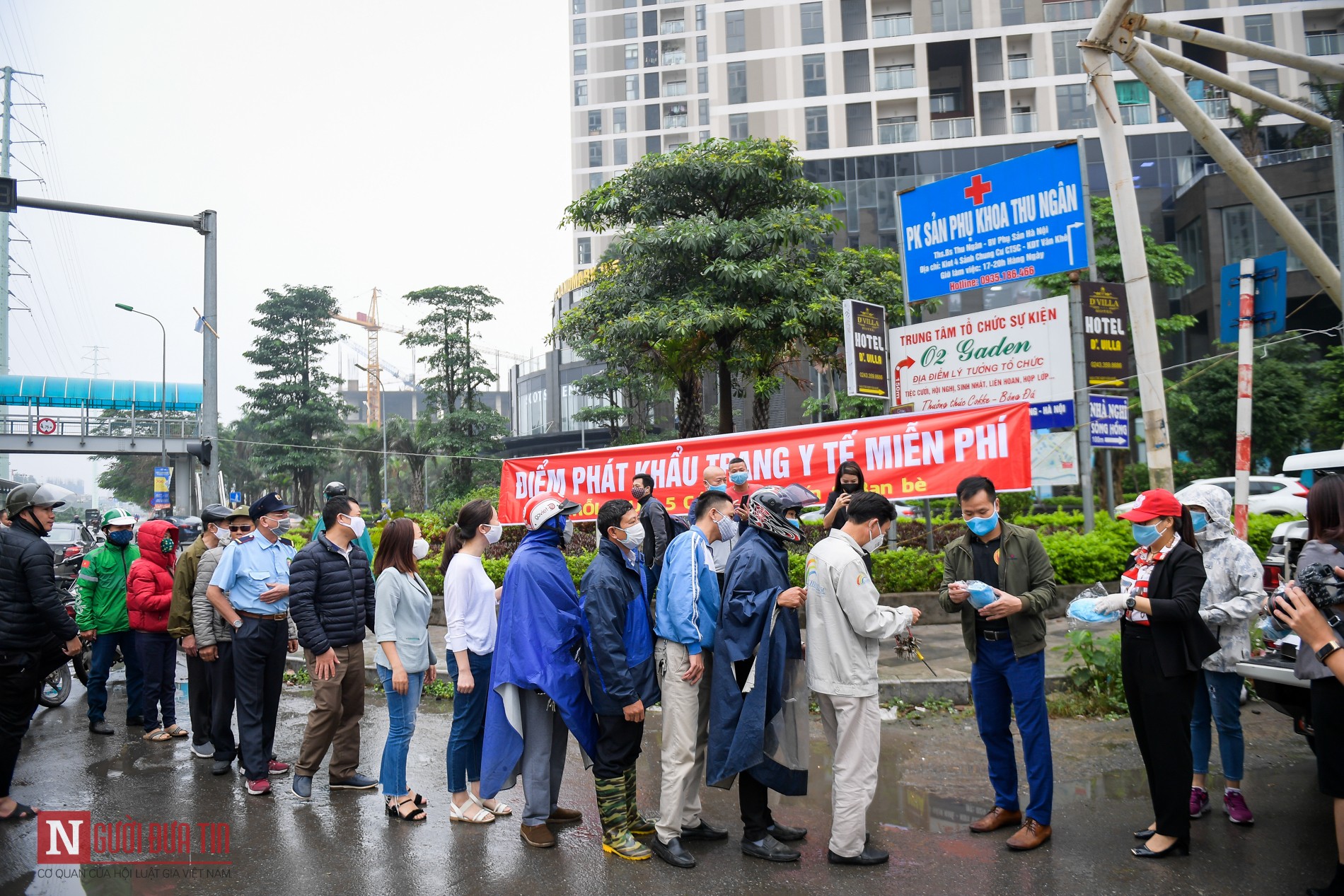 Tin nhanh - Phòng dịch Covid-19: Hơn 1 vạn khẩu trang được phát miễn phí cho người dân (Hình 2).