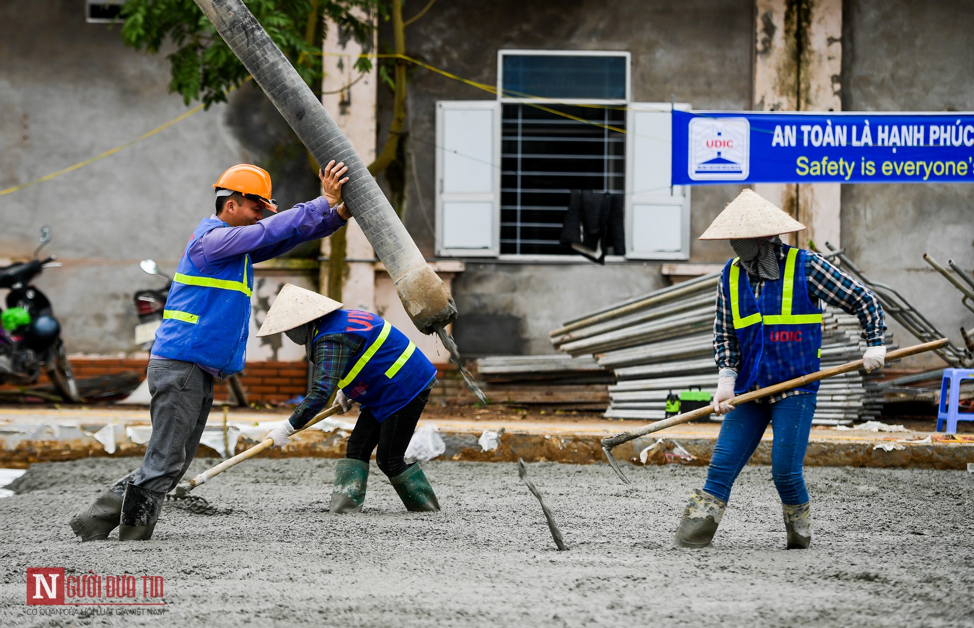 Tin nhanh - Gần 200 công nhân gấp rút cái tạo bệnh viện bỏ hoang thành khu cách ly (Hình 15).