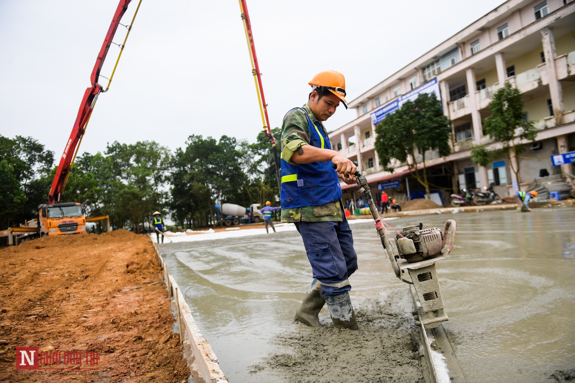 Tin nhanh - Gần 200 công nhân gấp rút cái tạo bệnh viện bỏ hoang thành khu cách ly (Hình 8).