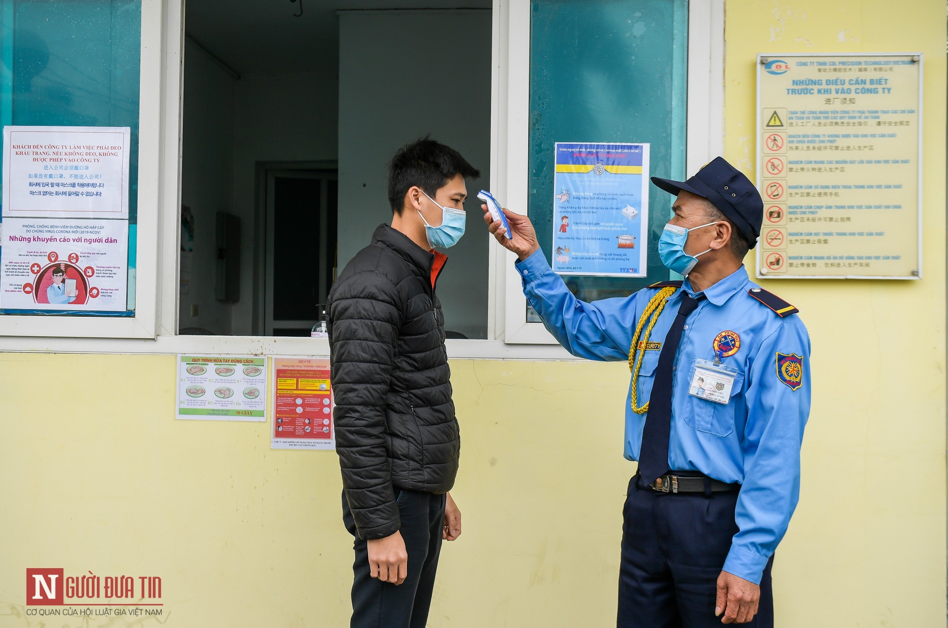 Tin nhanh - Vĩnh Phúc: Doanh nghiệp chế tạo buồng khử khuẩn lập phòng ăn có vách ngăn phòng dịch Covid-19 (Hình 2).