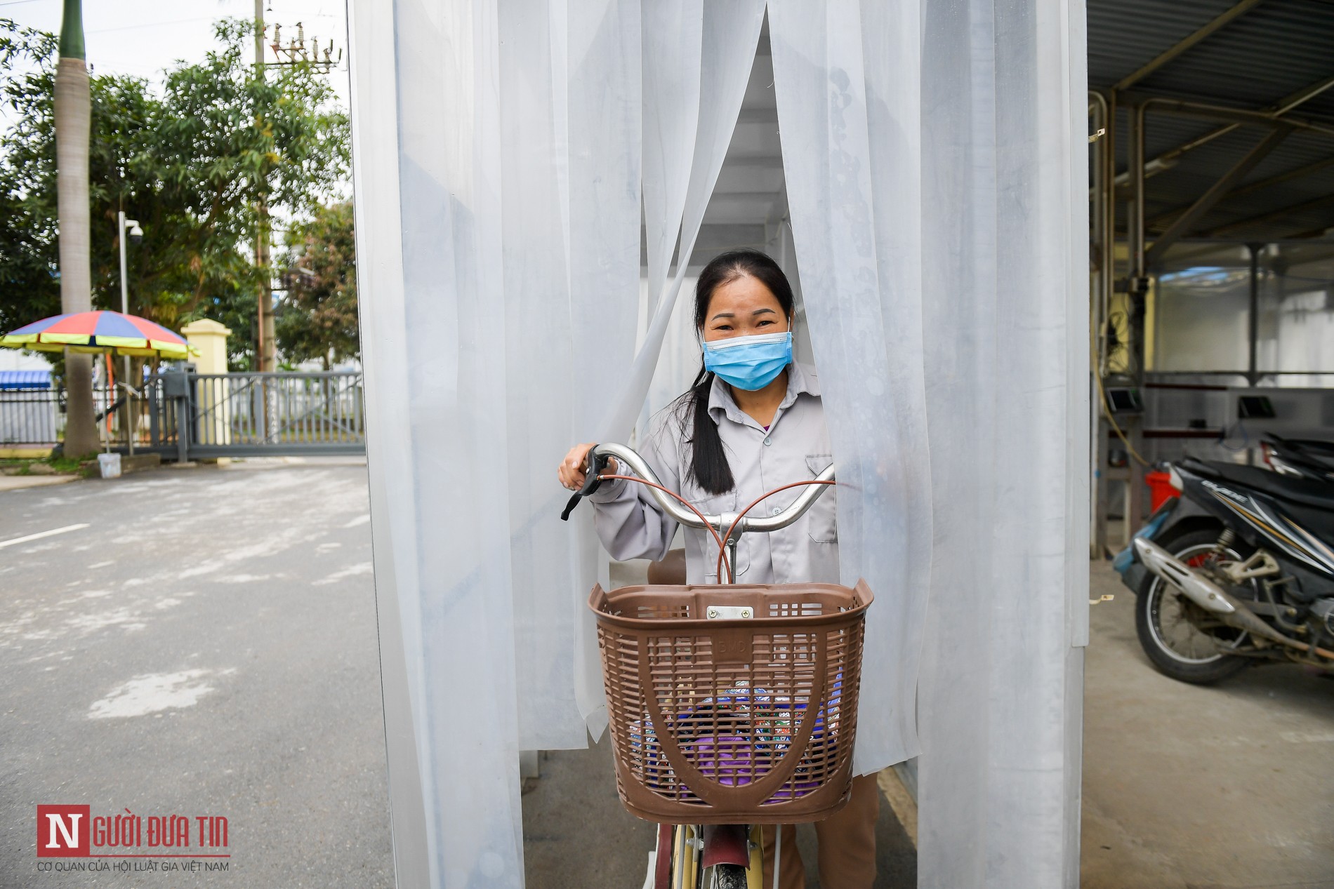 Tin nhanh - Vĩnh Phúc: Doanh nghiệp chế tạo buồng khử khuẩn lập phòng ăn có vách ngăn phòng dịch Covid-19 (Hình 15).