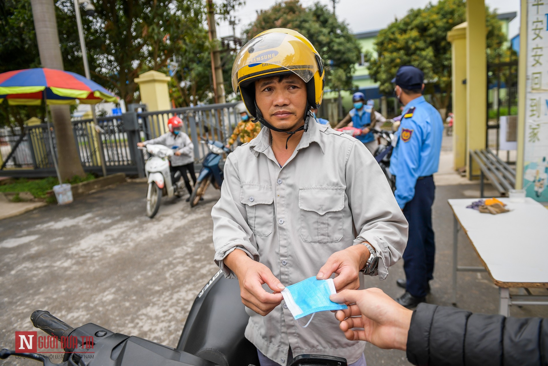 Tin nhanh - Vĩnh Phúc: Doanh nghiệp chế tạo buồng khử khuẩn lập phòng ăn có vách ngăn phòng dịch Covid-19 (Hình 5).