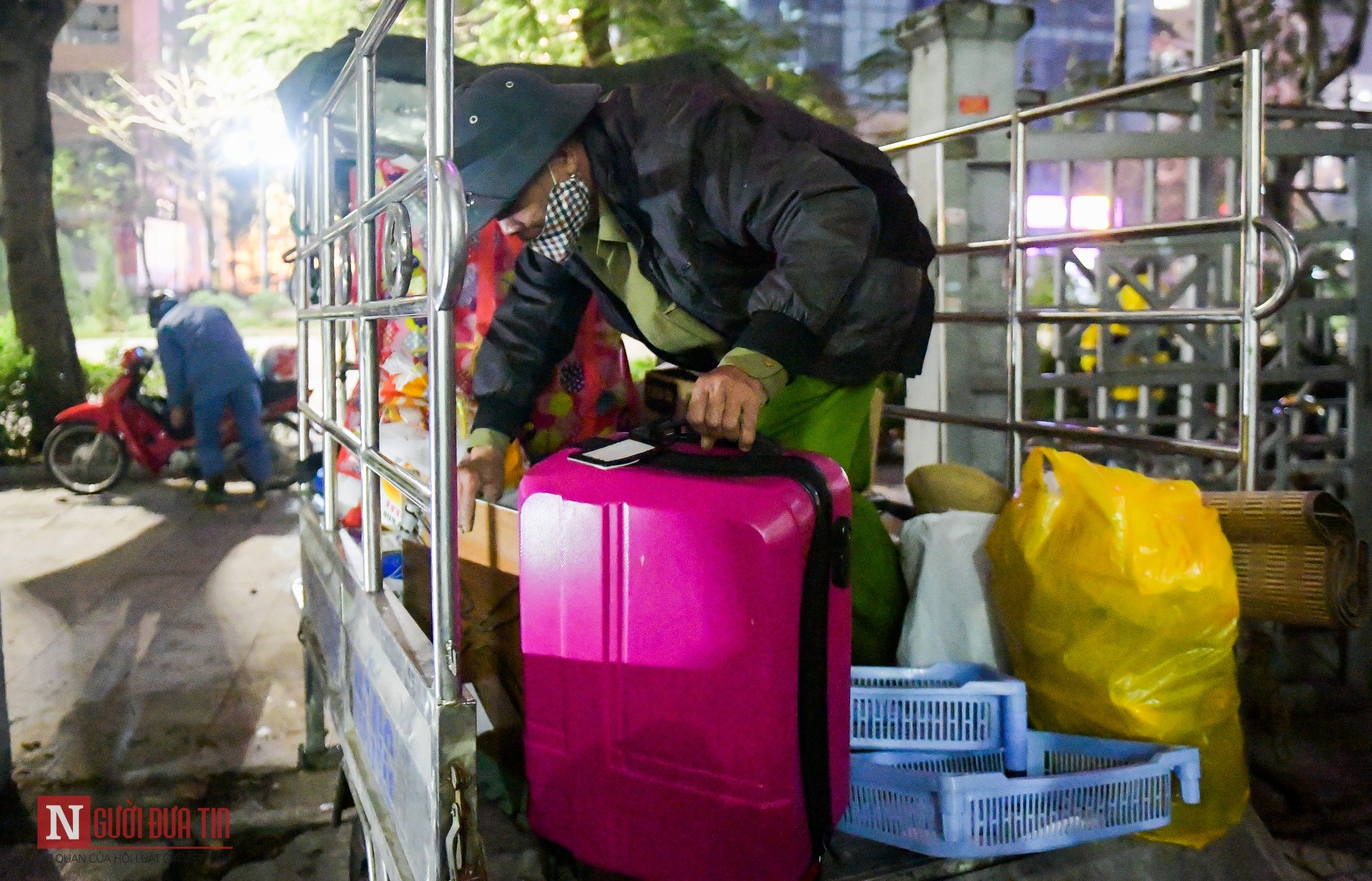 Tin nhanh - Ký túc xá thành khu cách ly dịch Covid-19, sinh viên tay xách nách mang di chuyển trong đêm (Hình 7).