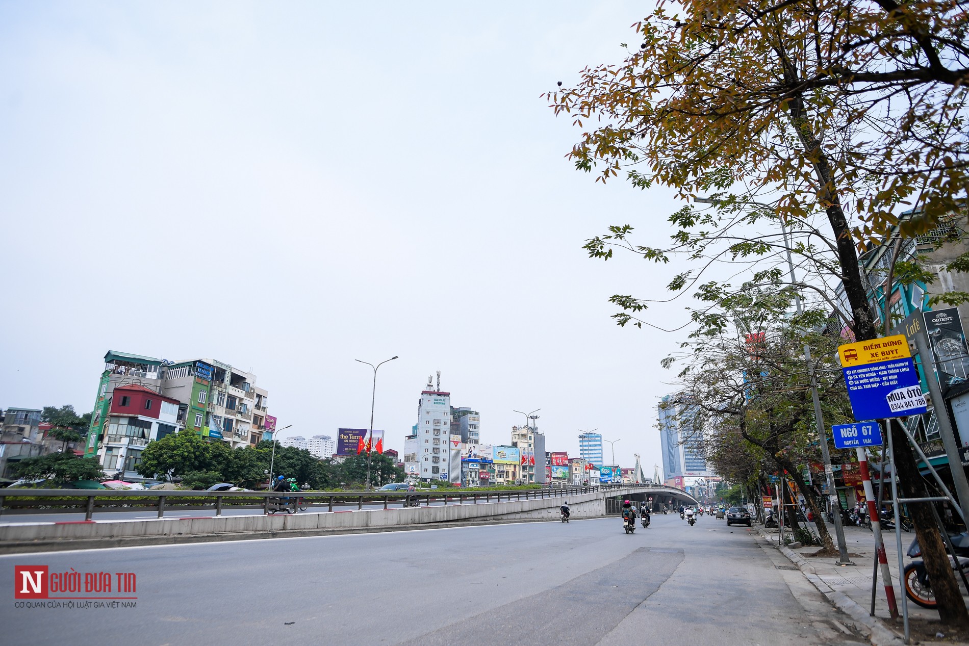 Tin nhanh - Phòng dịch COVID-19: Đường phố Hà Nội vắng vẻ sau khuyến cáo hạn chế ra đường (Hình 4).