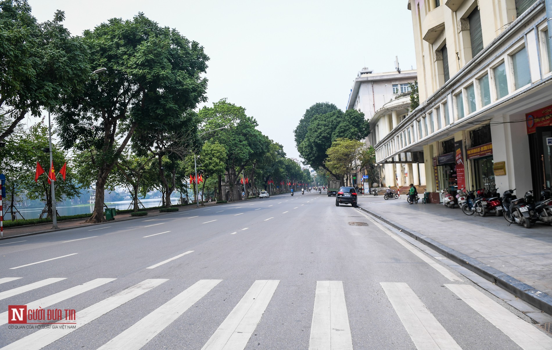 Tin nhanh - Phòng dịch COVID-19: Đường phố Hà Nội vắng vẻ sau khuyến cáo hạn chế ra đường (Hình 6).