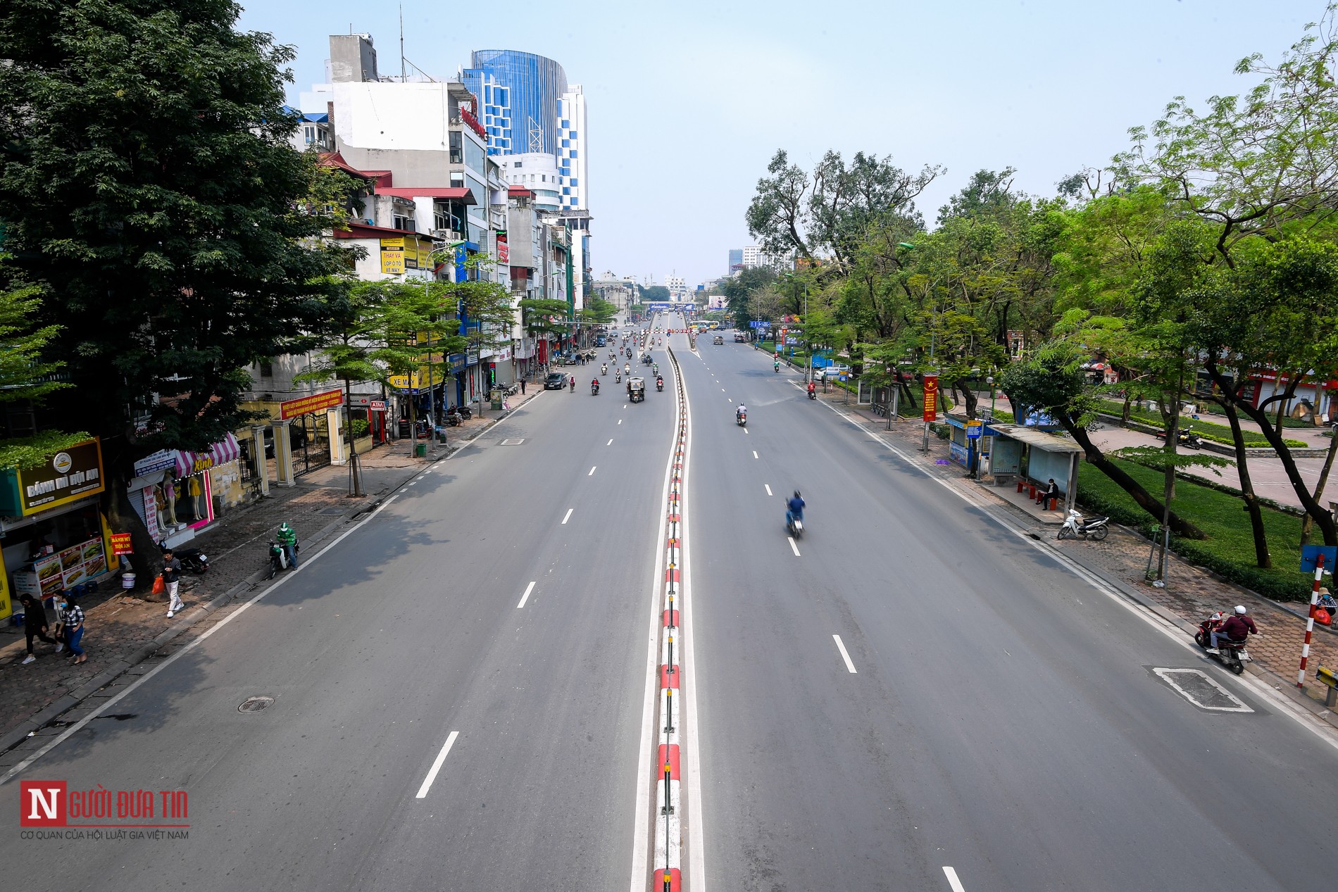 Tin nhanh - Phòng dịch COVID-19: Đường phố Hà Nội vắng vẻ sau khuyến cáo hạn chế ra đường (Hình 13).