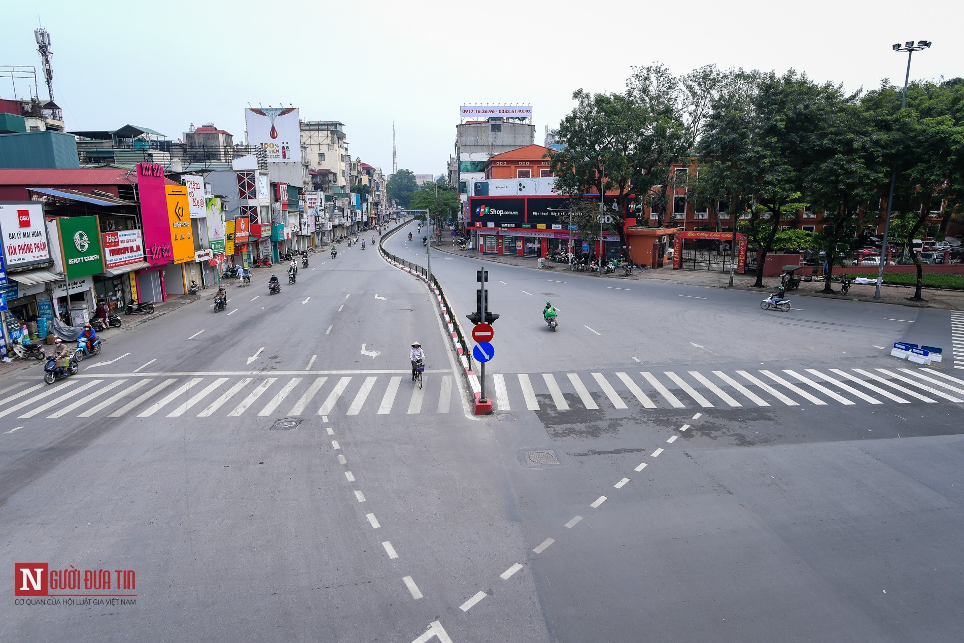 Tin nhanh - Phòng dịch COVID-19: Đường phố Hà Nội vắng vẻ sau khuyến cáo hạn chế ra đường (Hình 11).