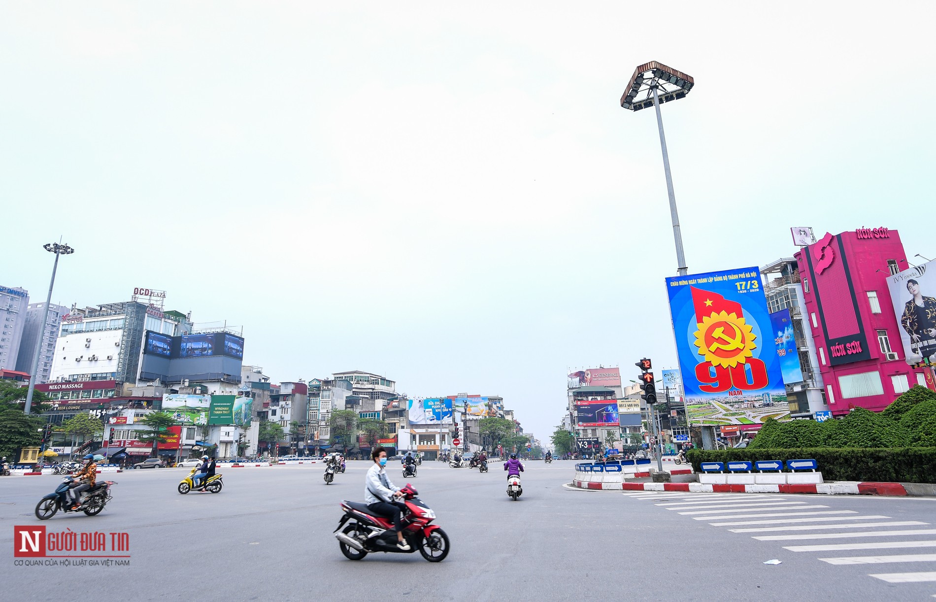 Tin nhanh - Phòng dịch COVID-19: Đường phố Hà Nội vắng vẻ sau khuyến cáo hạn chế ra đường (Hình 3).