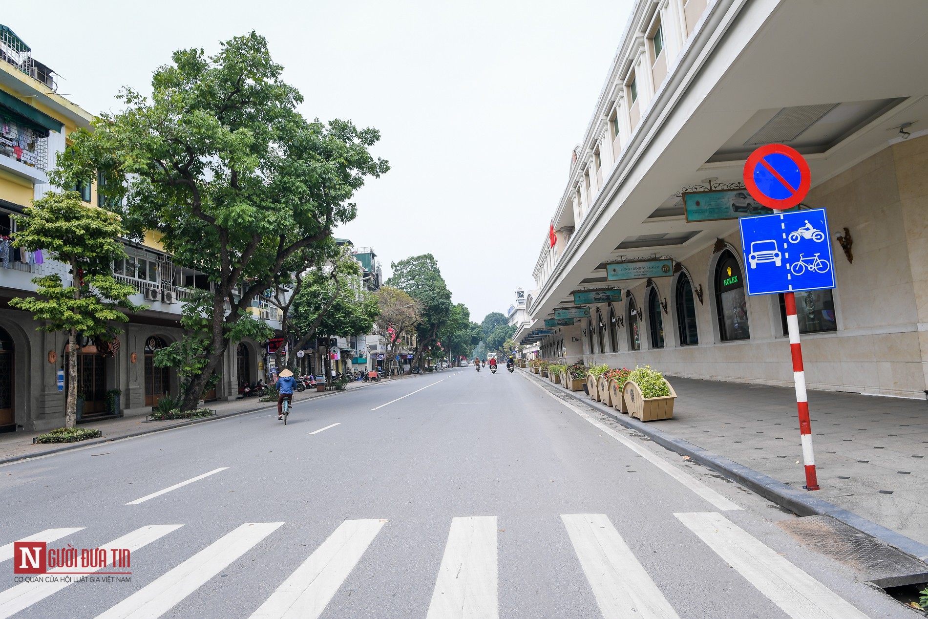 Tin nhanh - Phòng dịch COVID-19: Đường phố Hà Nội vắng vẻ sau khuyến cáo hạn chế ra đường (Hình 9).