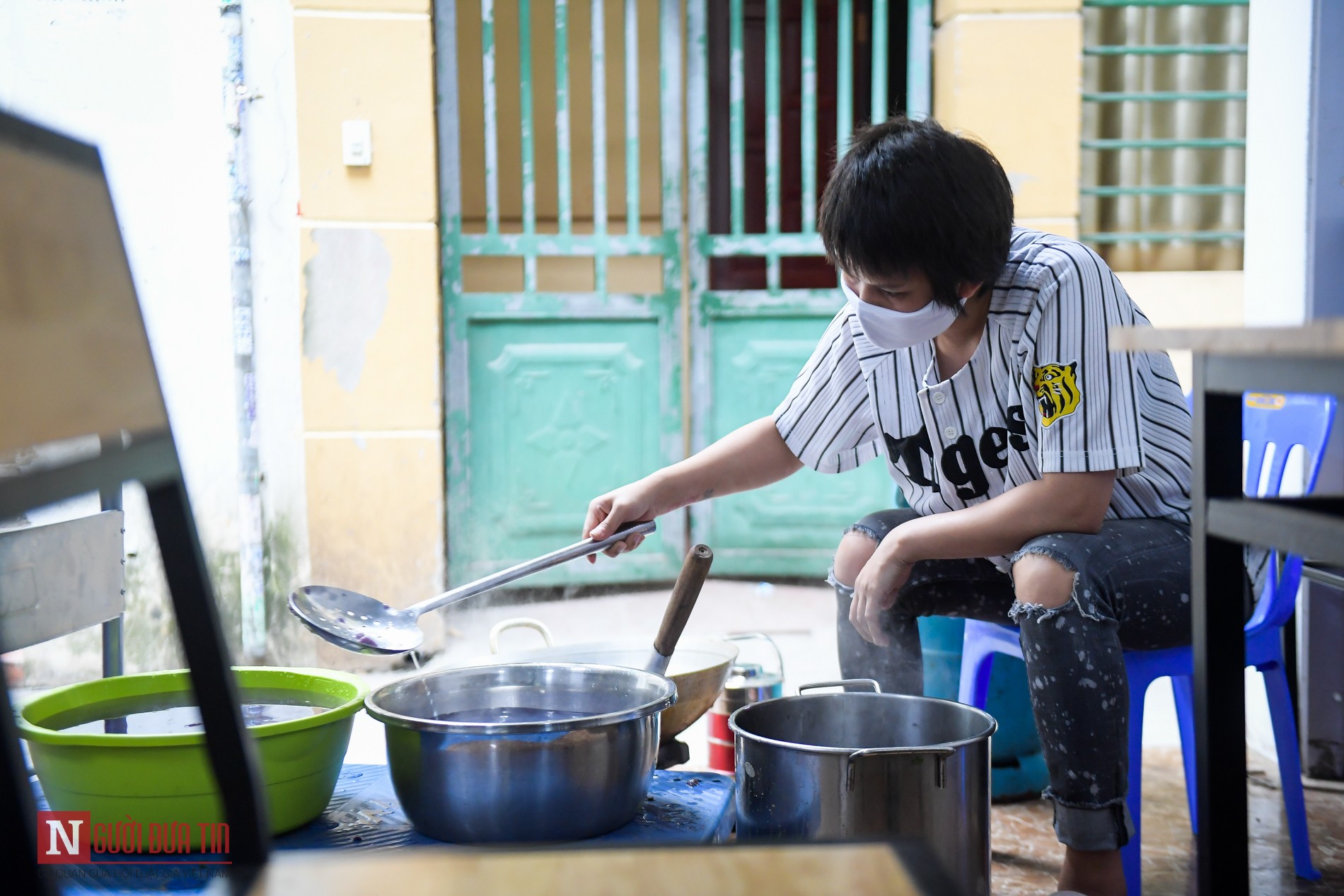 Tin nhanh - Người phụ nữ nấu hàng trăm suất cơm, chè miễn phí cho y, bác sĩ chống dịch COVID-19 (Hình 3).