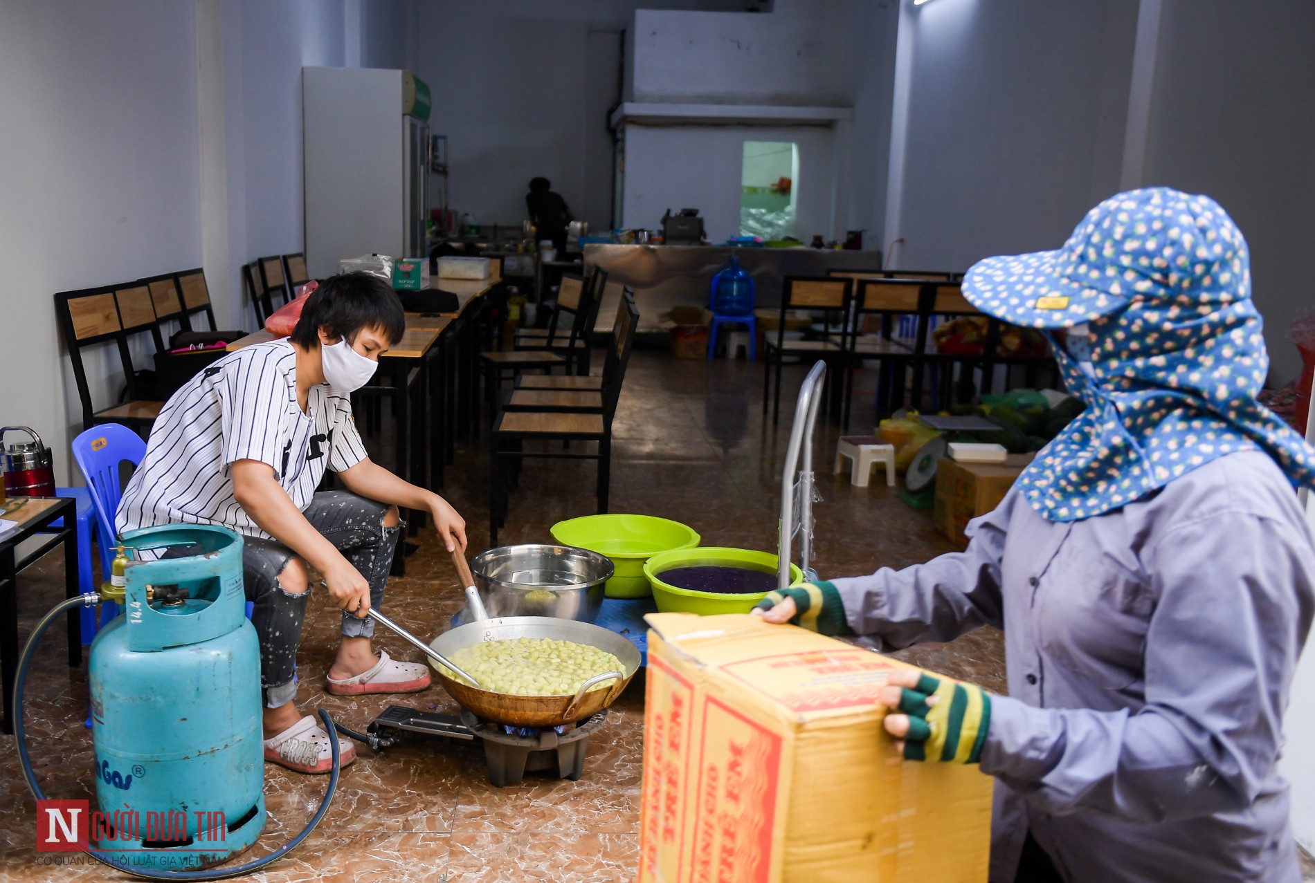 Tin nhanh - Người phụ nữ nấu hàng trăm suất cơm, chè miễn phí cho y, bác sĩ chống dịch COVID-19