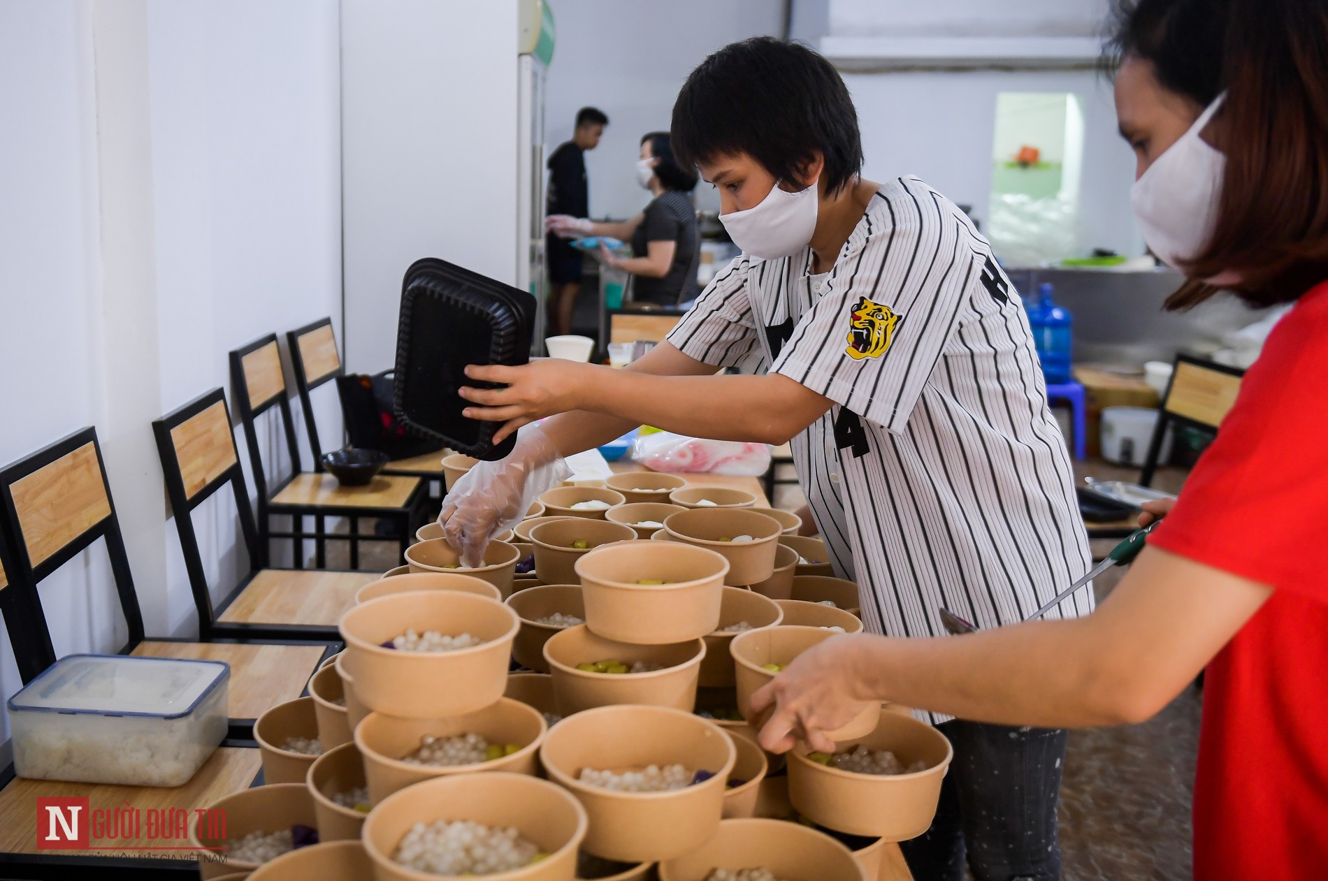 Tin nhanh - Người phụ nữ nấu hàng trăm suất cơm, chè miễn phí cho y, bác sĩ chống dịch COVID-19 (Hình 14).