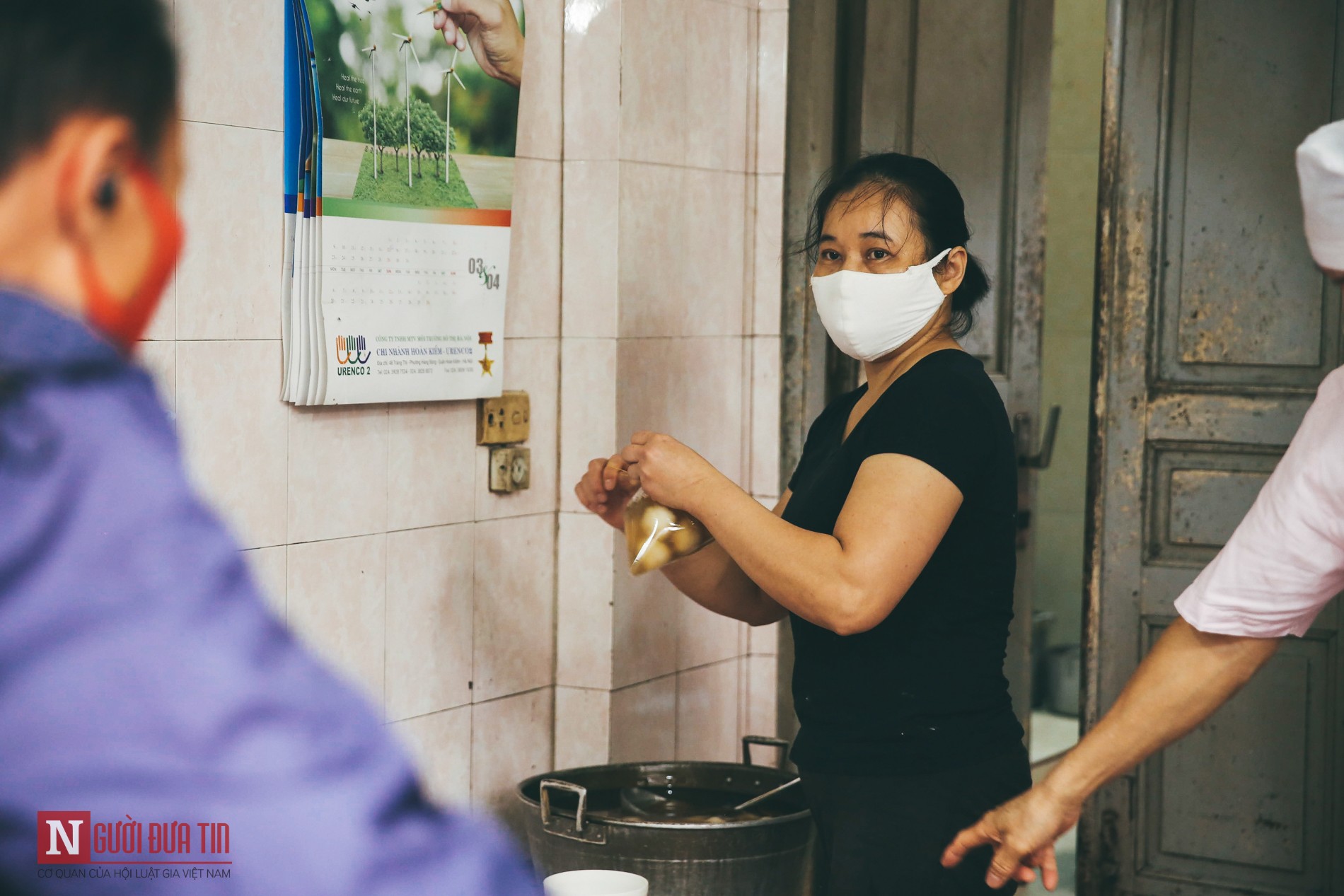 Tin nhanh - Người dân xếp hàng mua bánh trôi, bánh chay dịp Tết Hàn Thực (Hình 11).