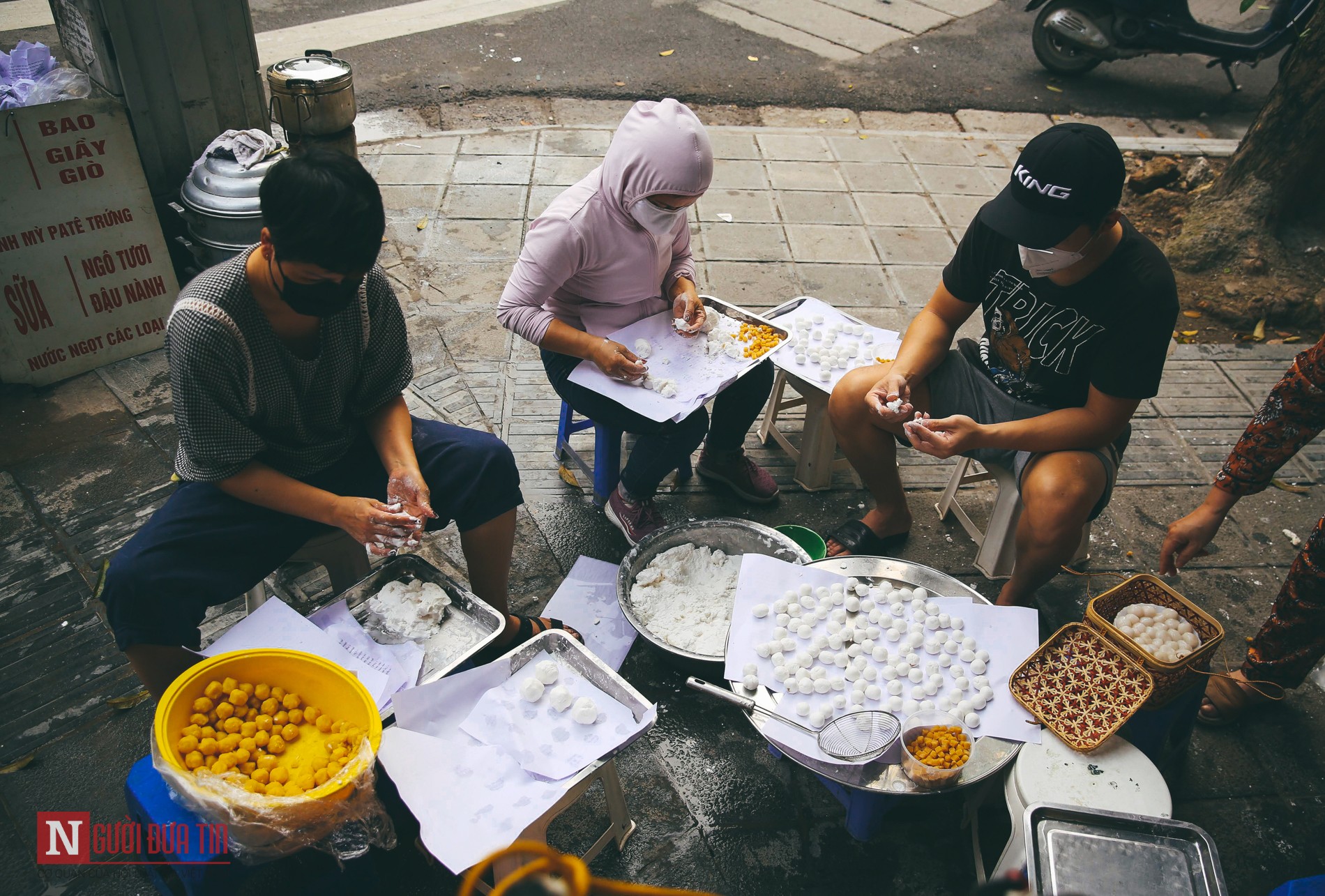 Tin nhanh - Người dân xếp hàng mua bánh trôi, bánh chay dịp Tết Hàn Thực (Hình 4).