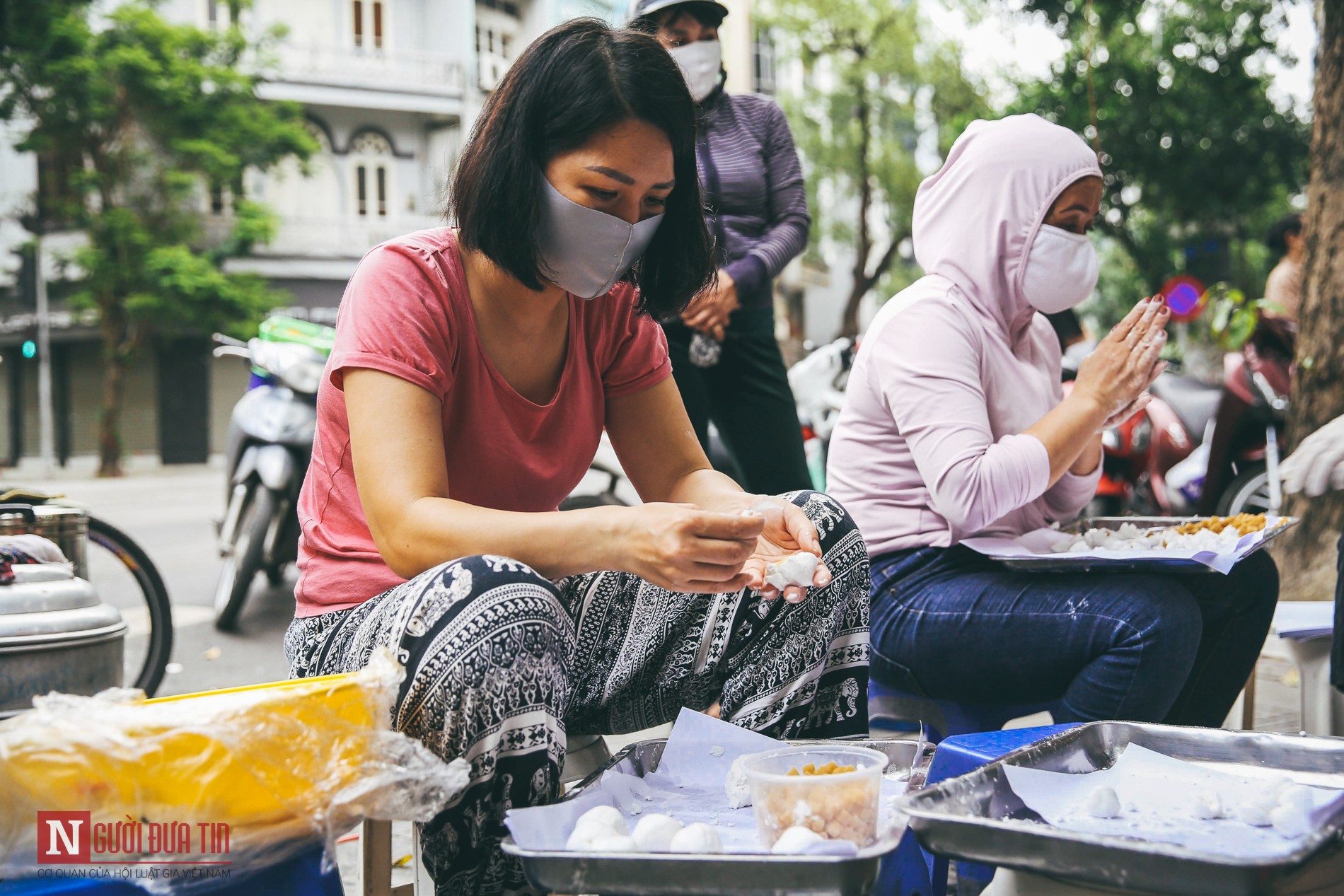 Tin nhanh - Người dân xếp hàng mua bánh trôi, bánh chay dịp Tết Hàn Thực (Hình 7).