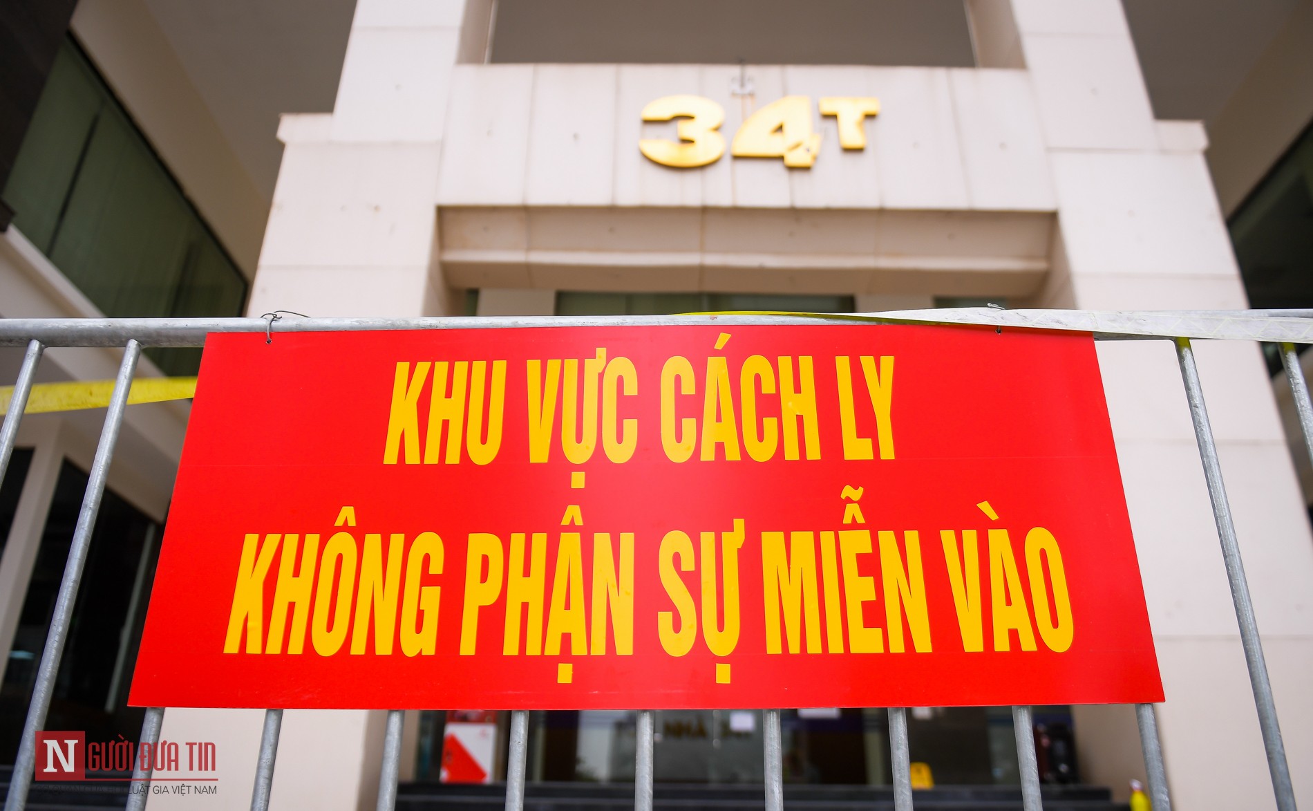 Tin nhanh - Hà Nội: Cách ly tòa nhà 34T Hoàng Đạo Thúy sau khi phát hiện một người nhiễm Covid-19 (Hình 2).