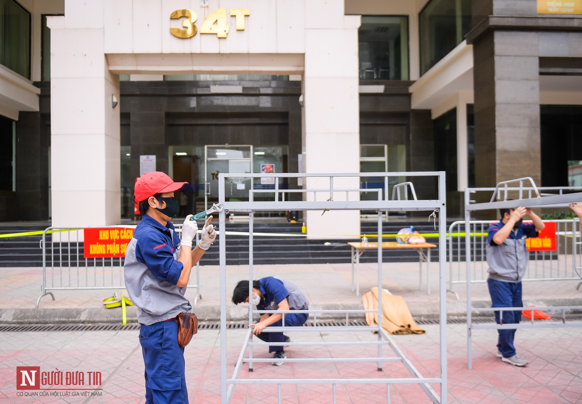 Tin nhanh - Hà Nội: Cách ly tòa nhà 34T Hoàng Đạo Thúy sau khi phát hiện một người nhiễm Covid-19 (Hình 6).