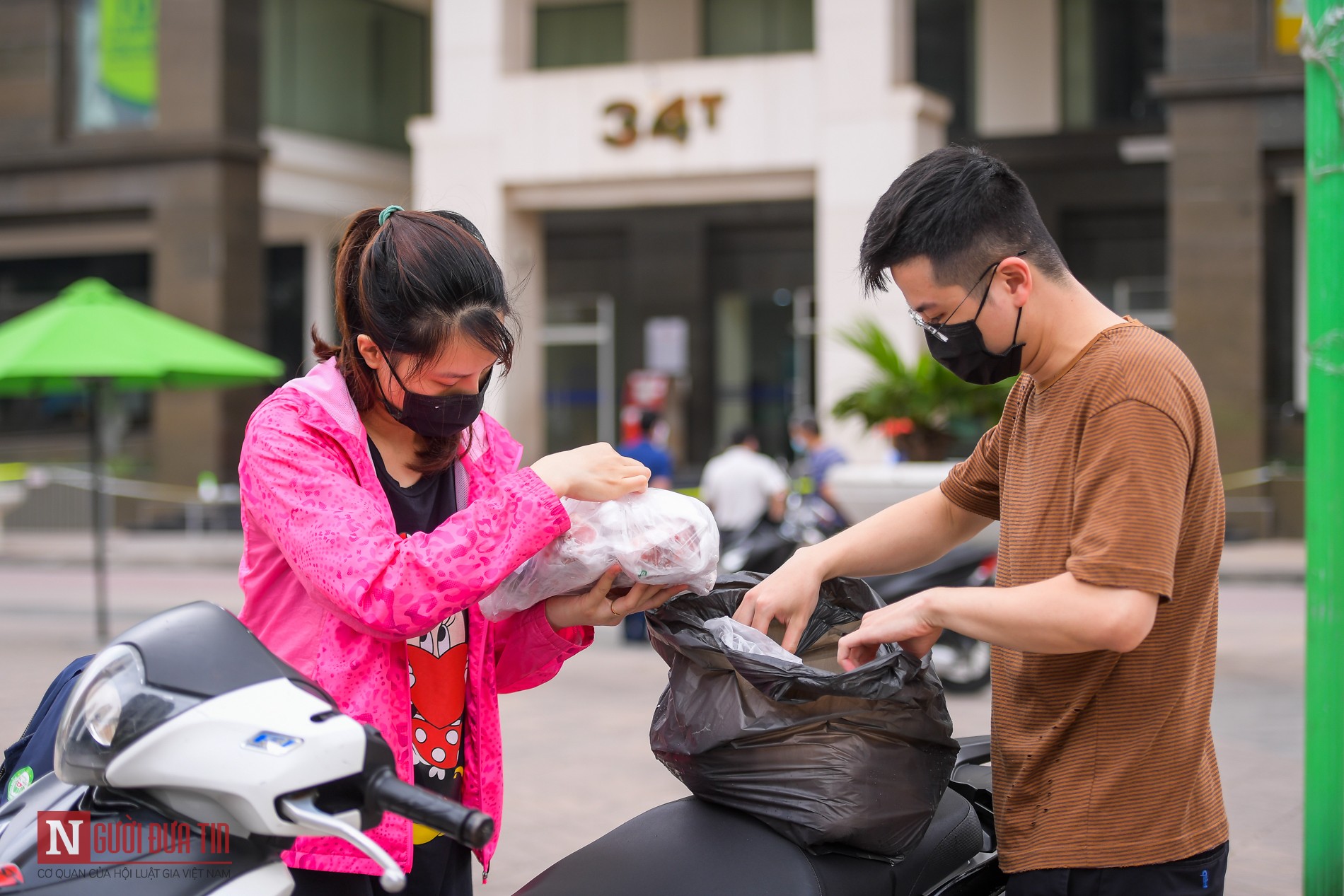 Tin nhanh - Hà Nội: Cách ly tòa nhà 34T Hoàng Đạo Thúy sau khi phát hiện một người nhiễm Covid-19 (Hình 10).